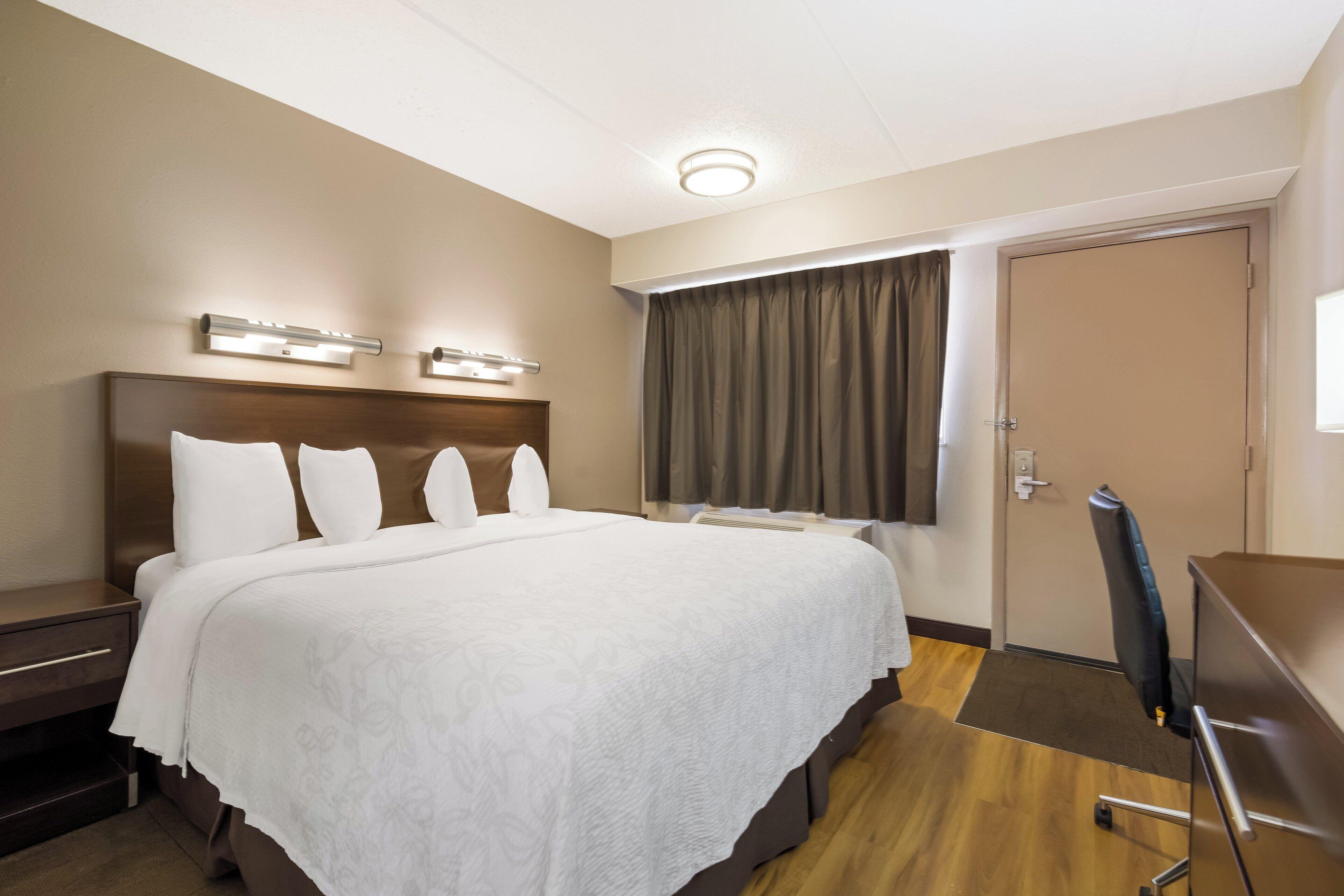 Red Roof Plus+ Airport Hotel 3*