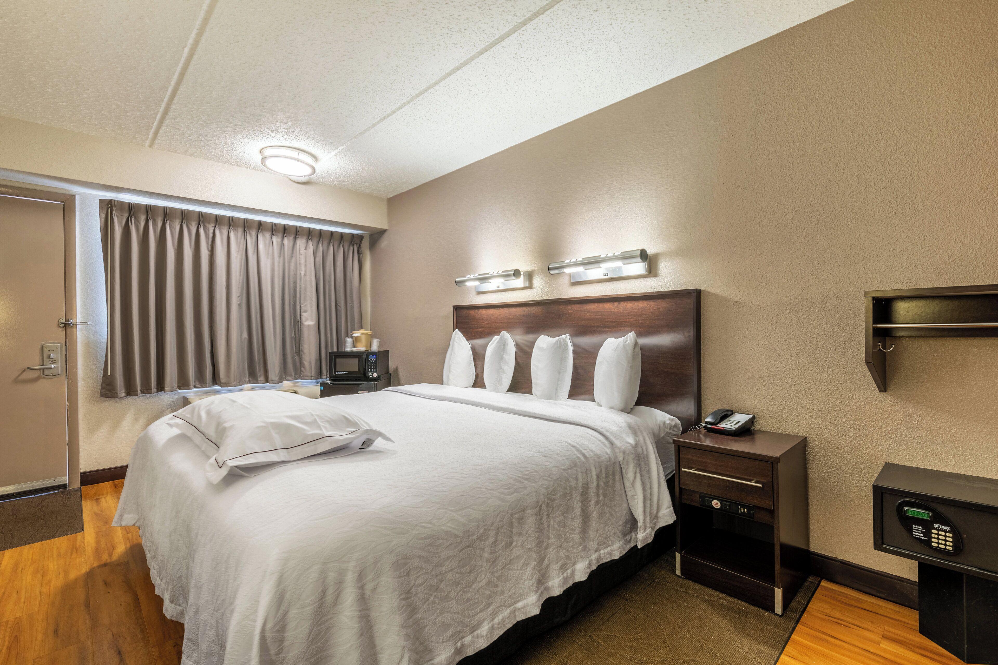 Red Roof Plus+ Airport Hotel 3*