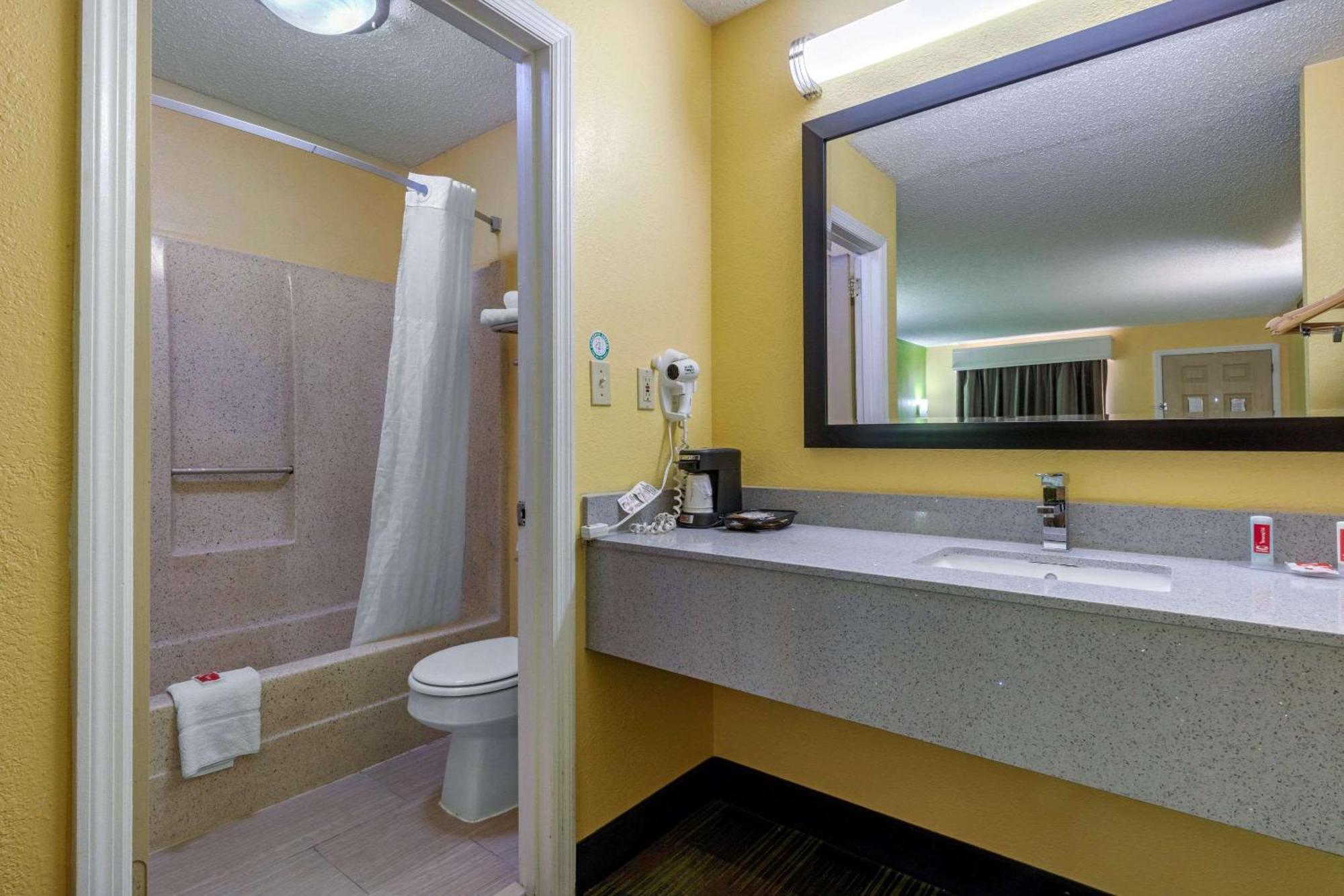 Lodge Econo Near Percy Priest *