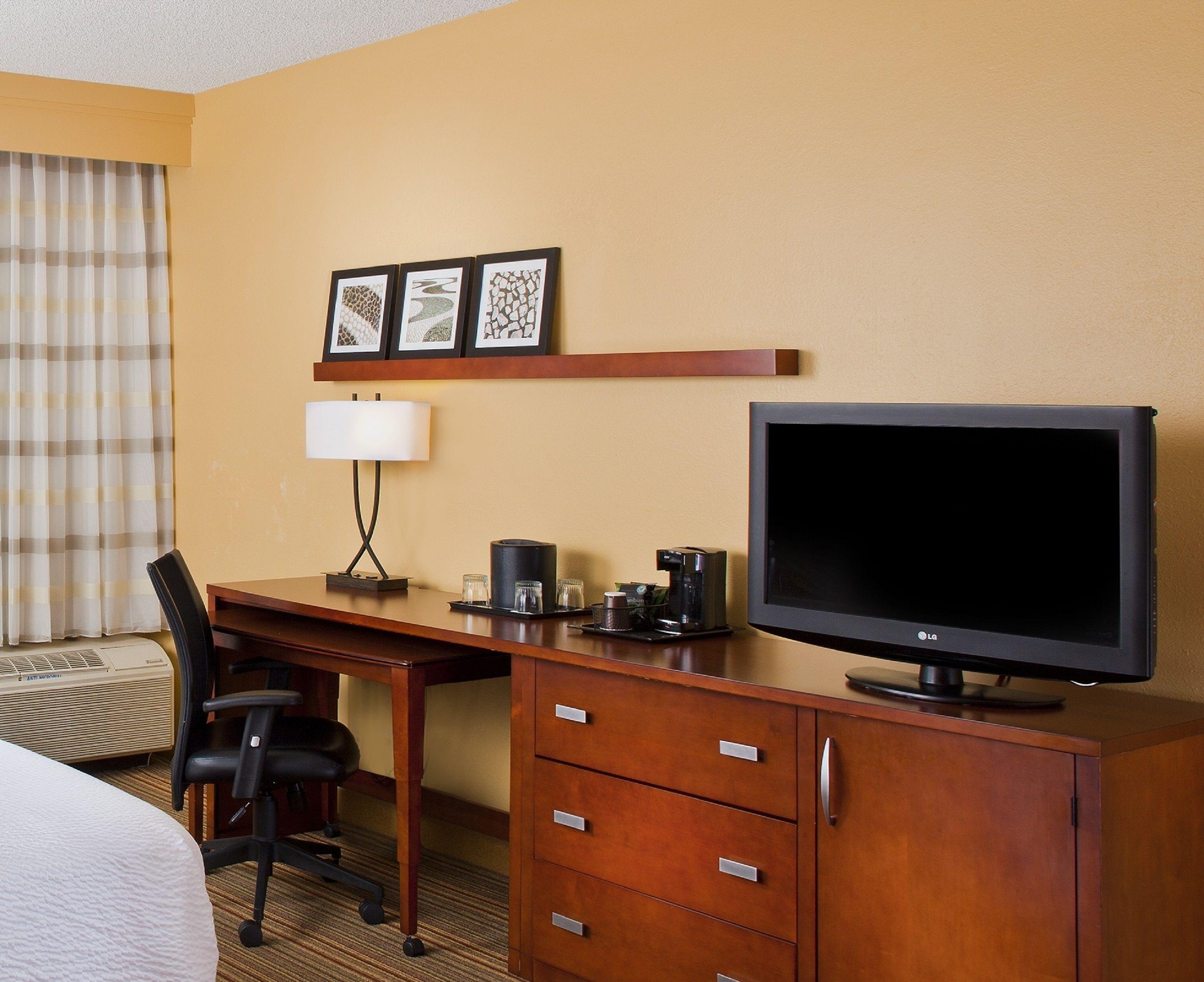 Courtyard By Marriott Airport Hotel