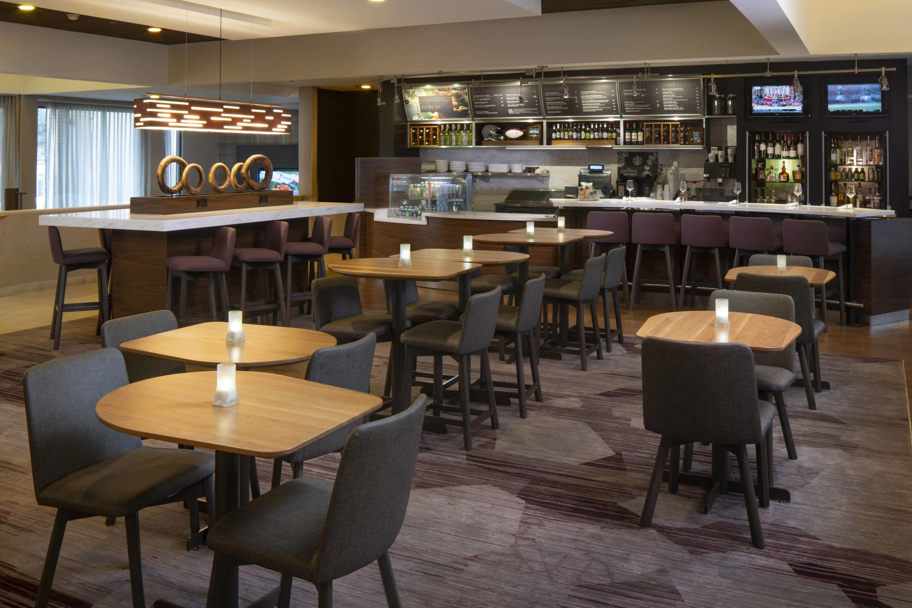 Hotel Courtyard By Marriott Airport