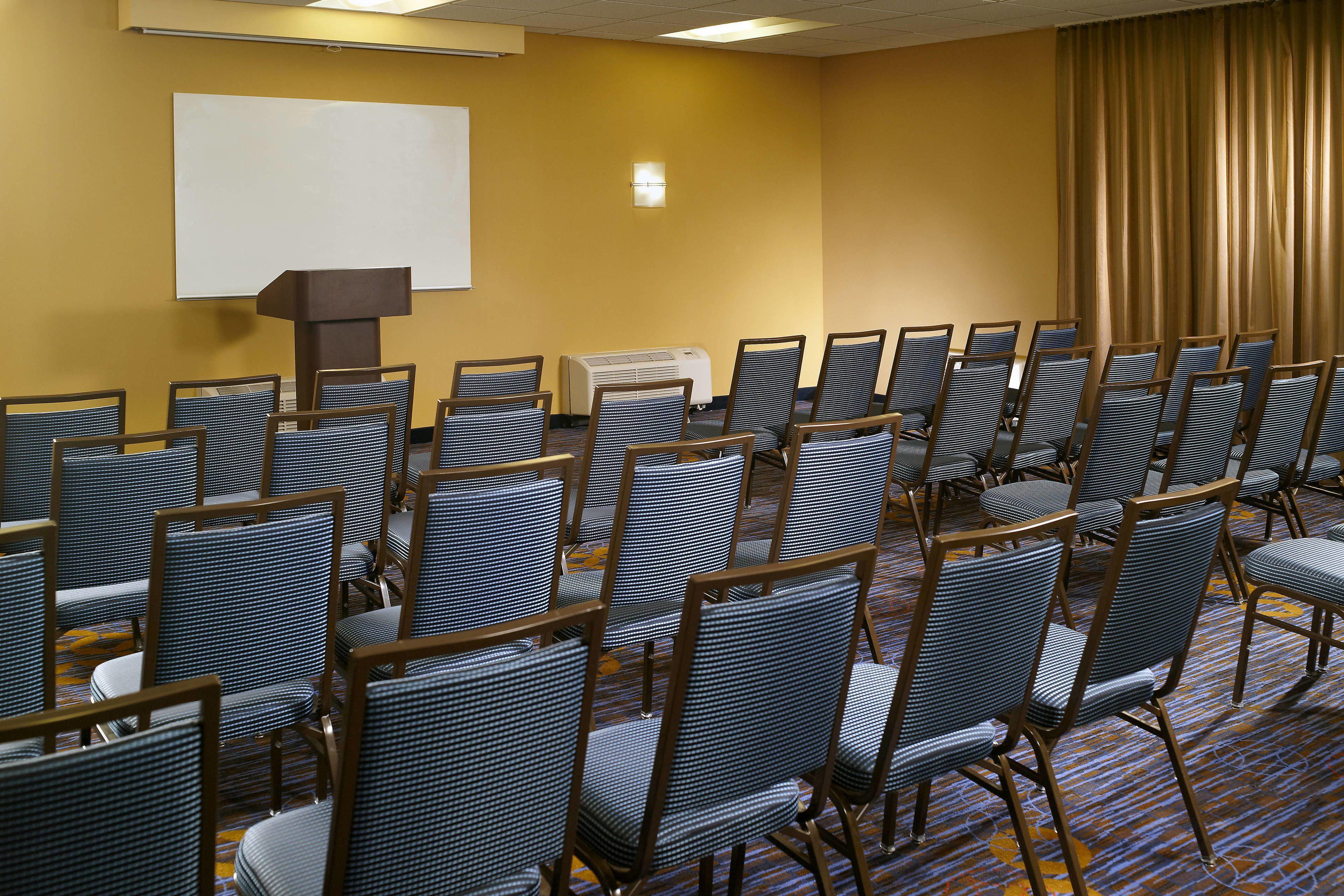 Courtyard By Marriott Airport Nashville