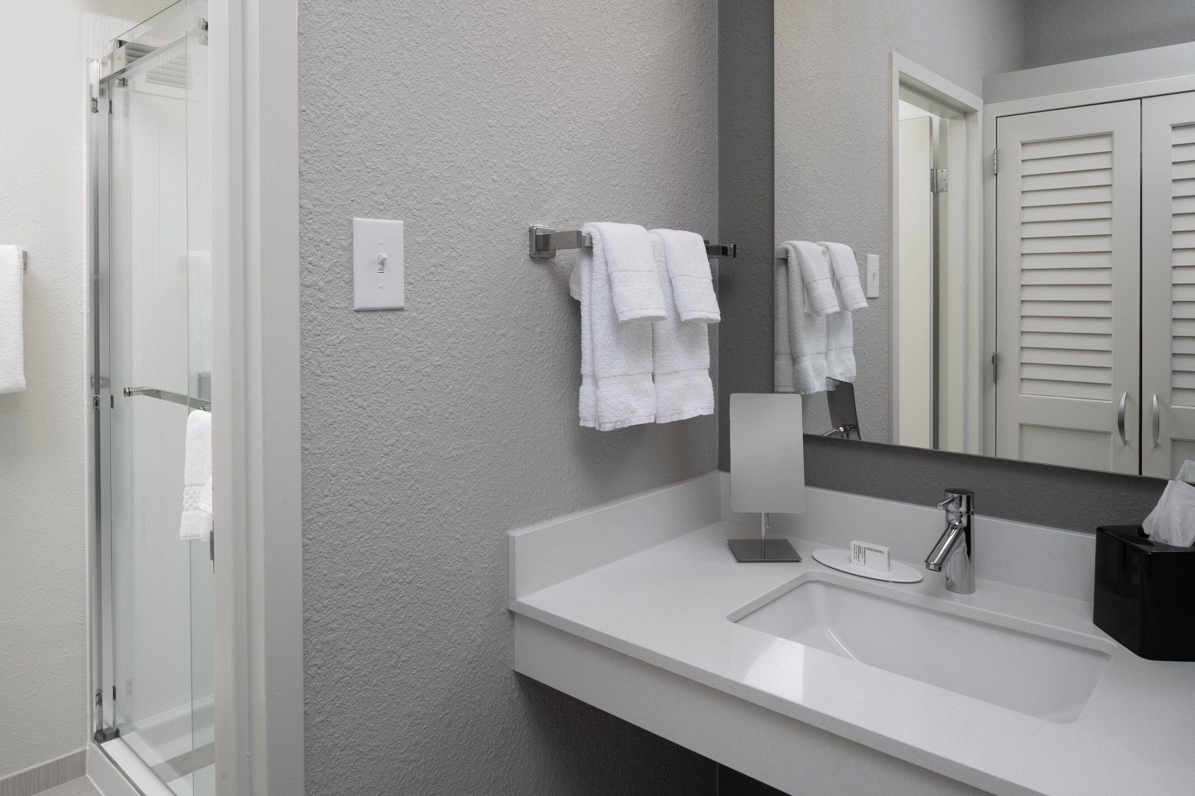 Courtyard By Marriott Airport