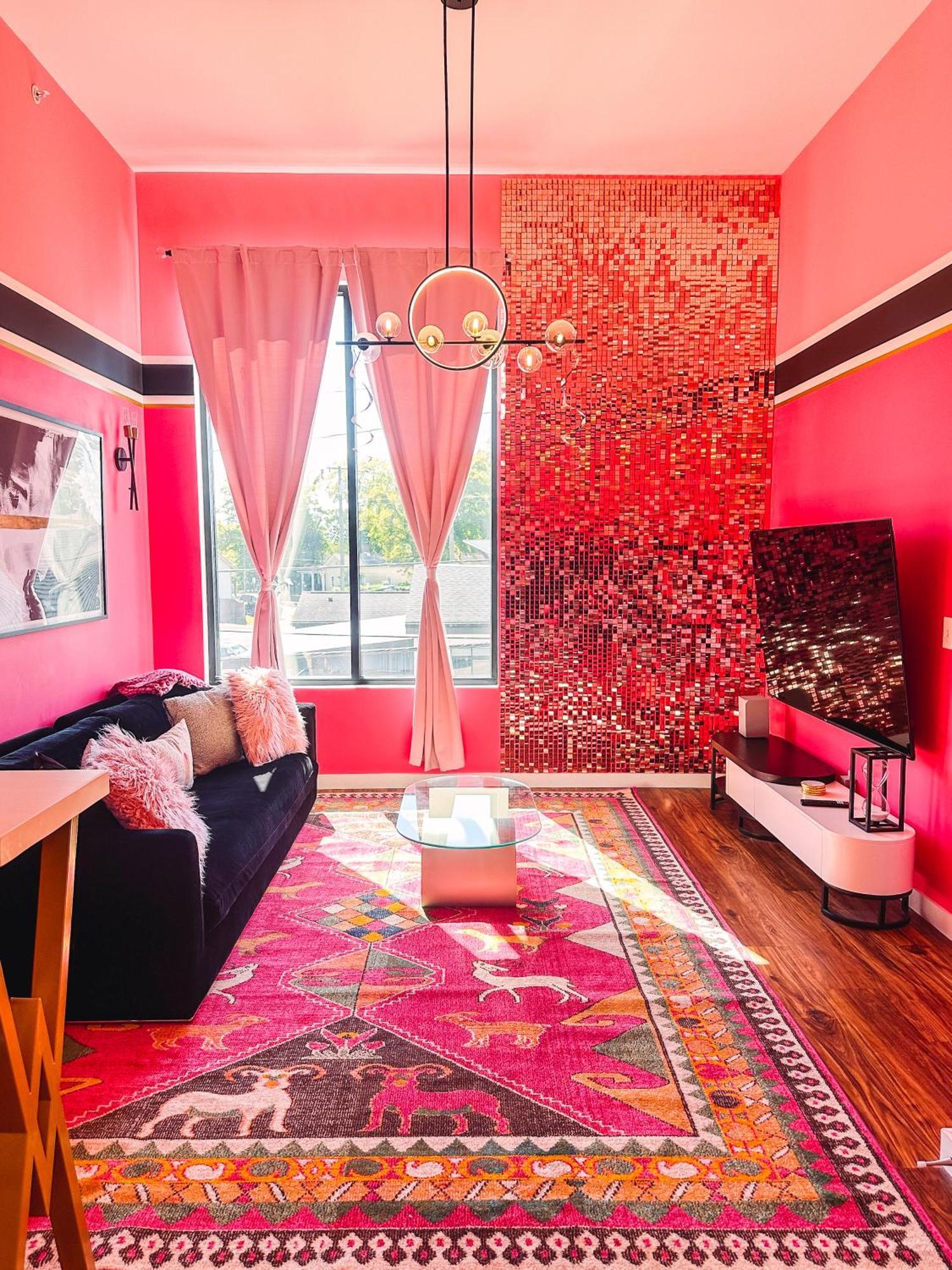 Dolly's Glam Getaway - Glittering Gem Near Broadway Holiday home *