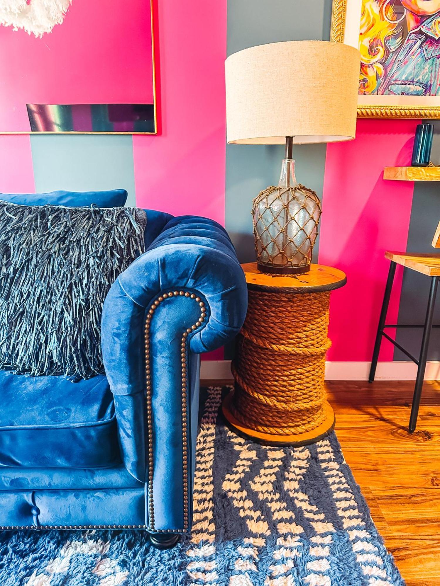 Dolly's Yacht Club - Cozy Retreat Near Broadway Holiday home