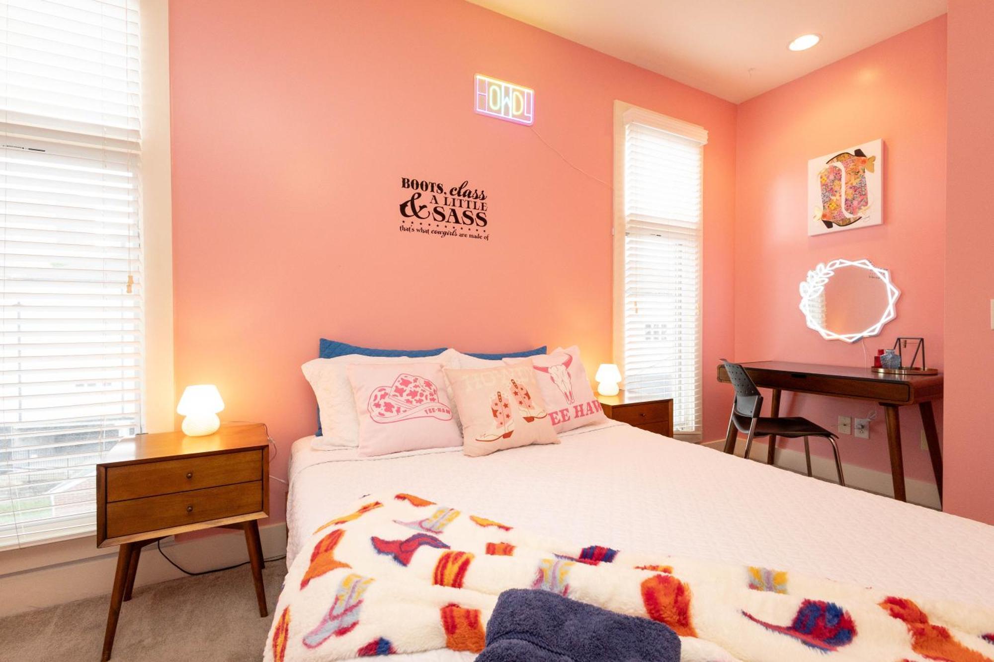 Pink Experience - West End Broadway & Restaurants * Nashville