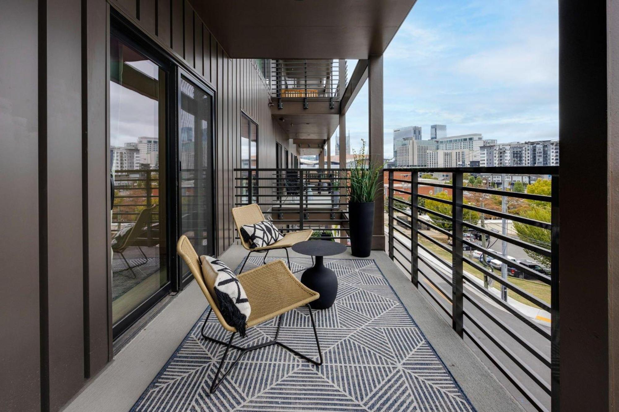 Hyve - Mahogany - Walk To Broadway