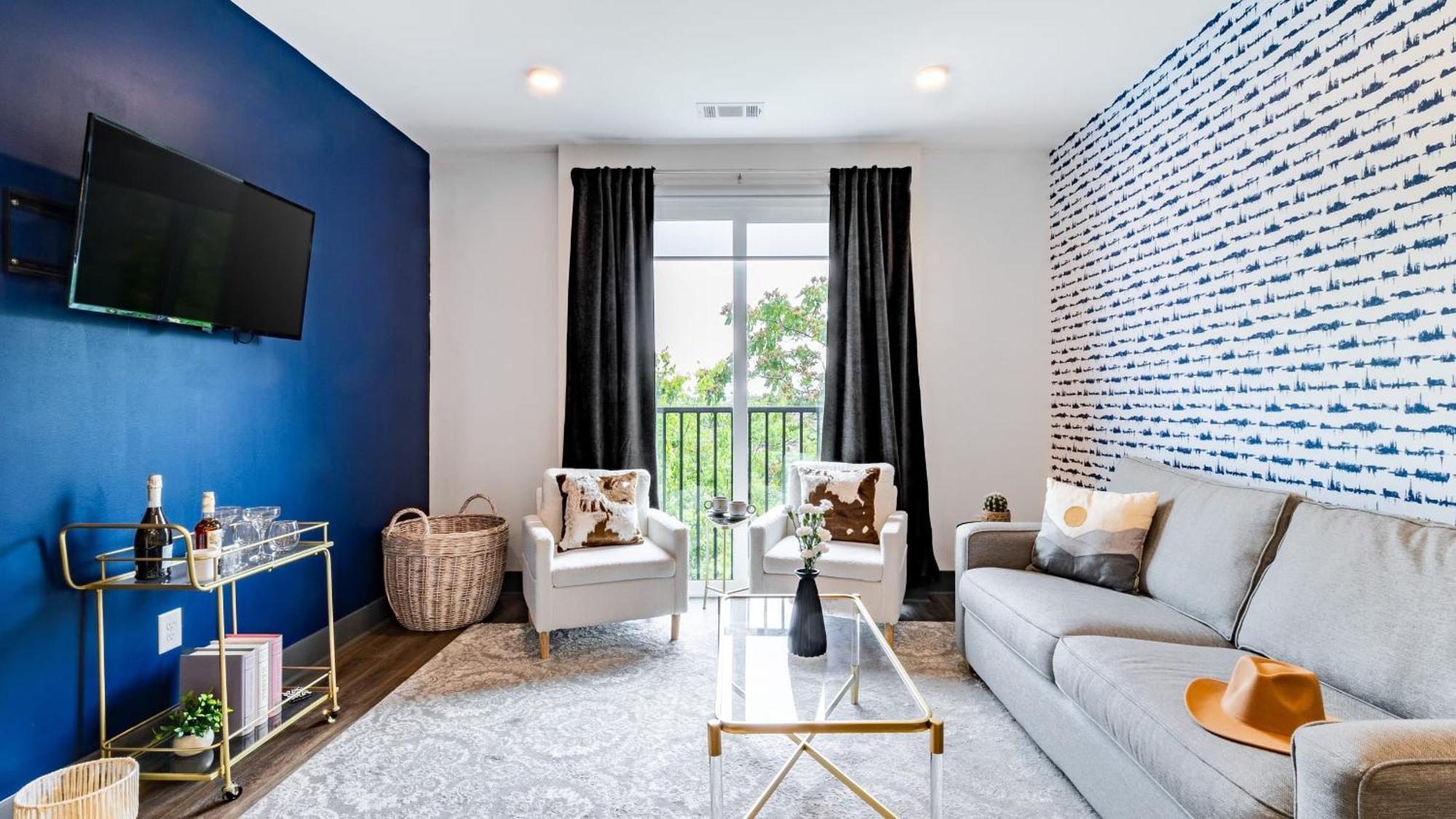 Downtown 2br Balcony Parking Near Broadway