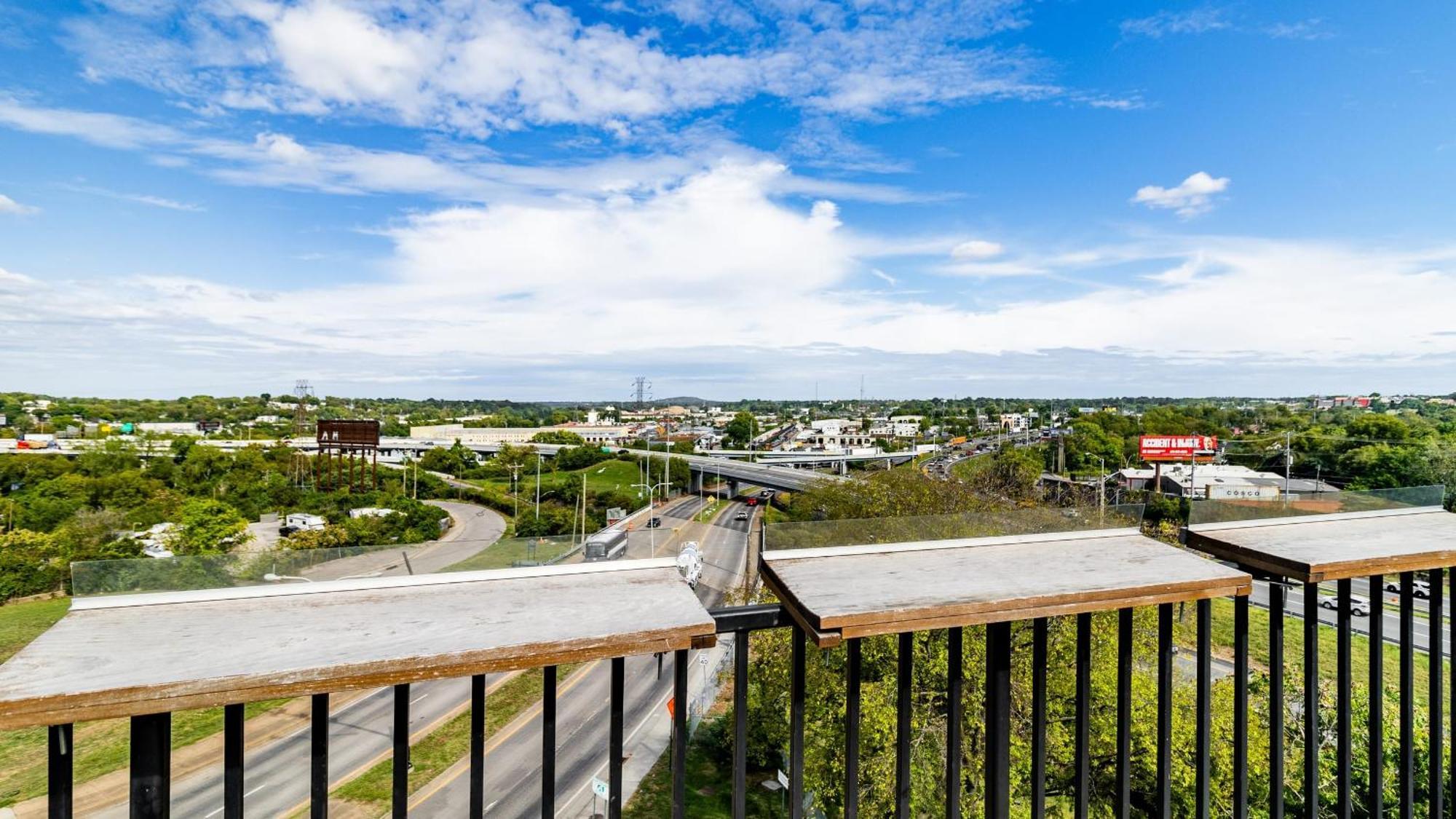 Downtown 2br Balcony Parking Near Broadway