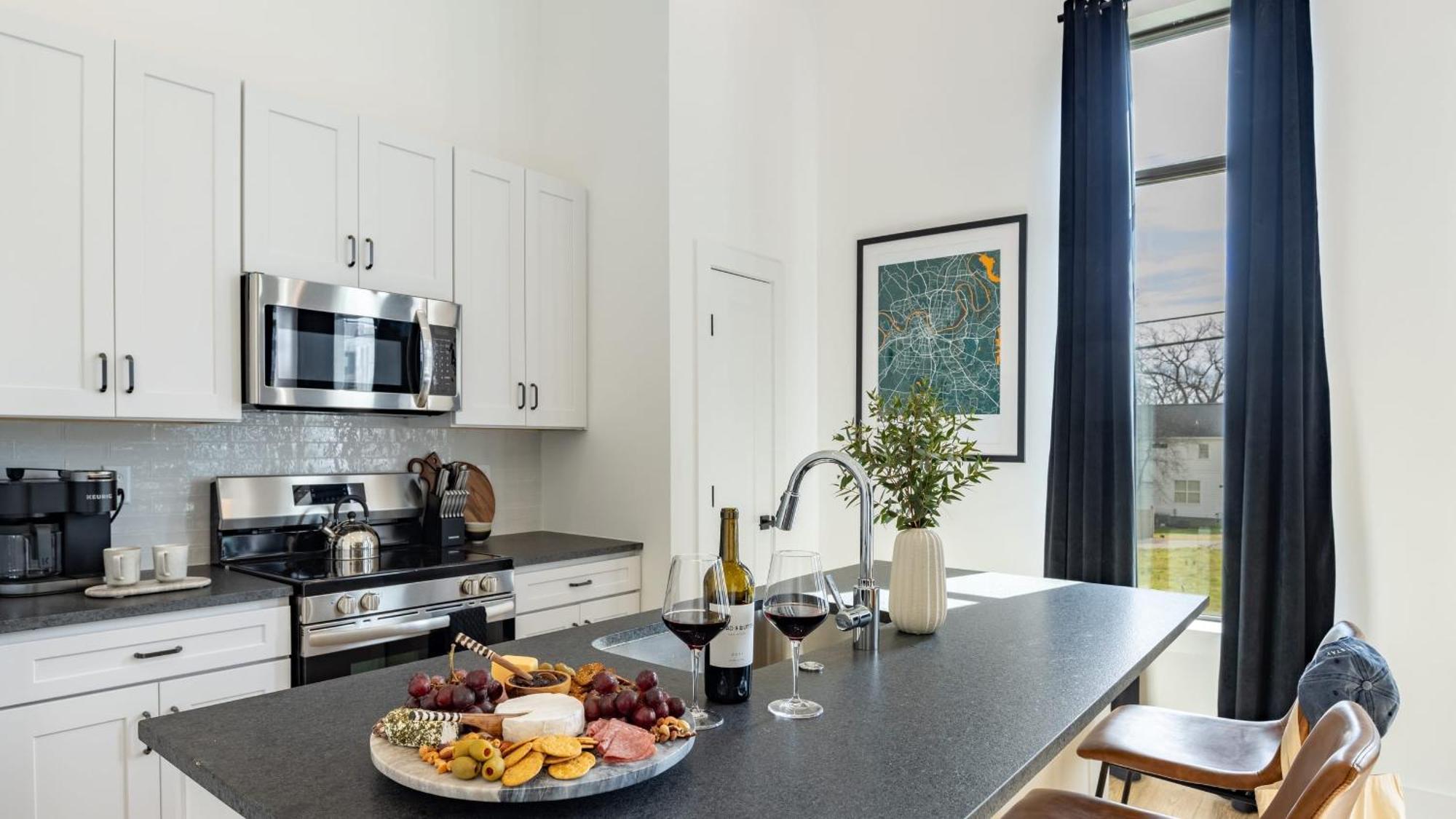 New Build Sleeps 12 2 Modern Design Near Downtown *