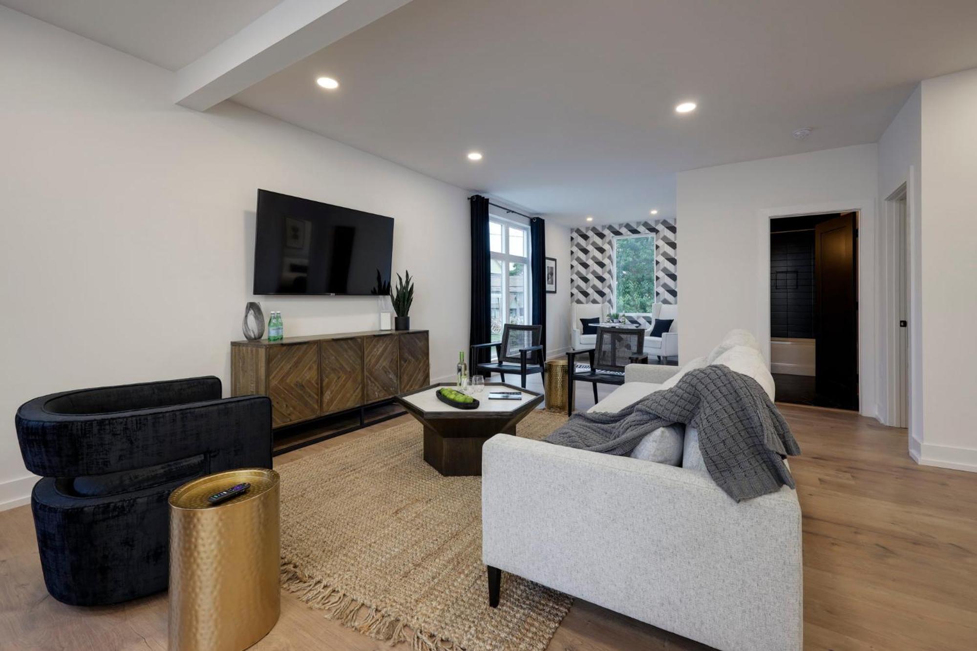 Skyline Luxury Rooftop Deck- King Suites- Garage Holiday home Nashville