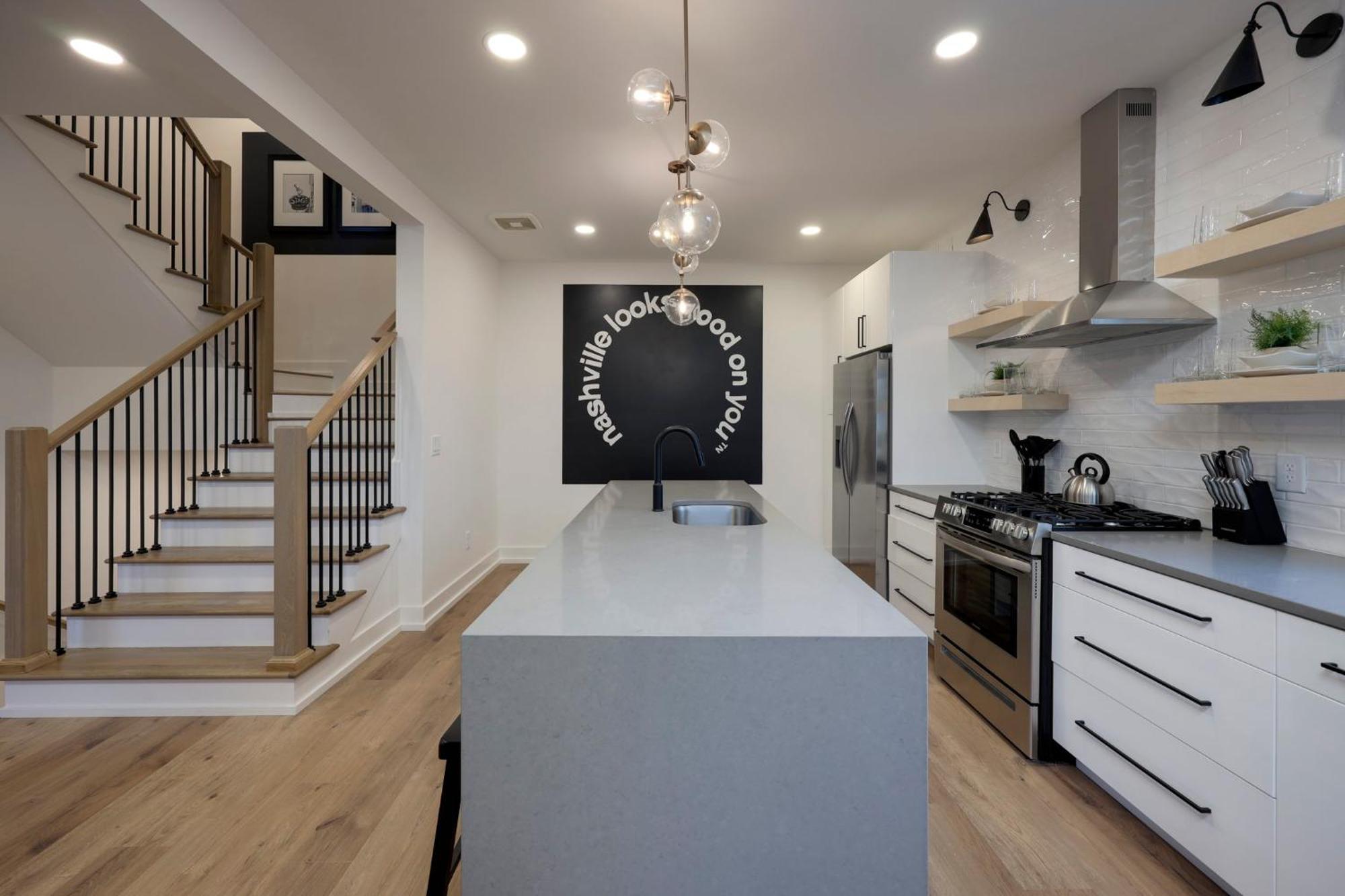 Holiday home Skyline Luxury Rooftop Deck- King Suites- Garage *