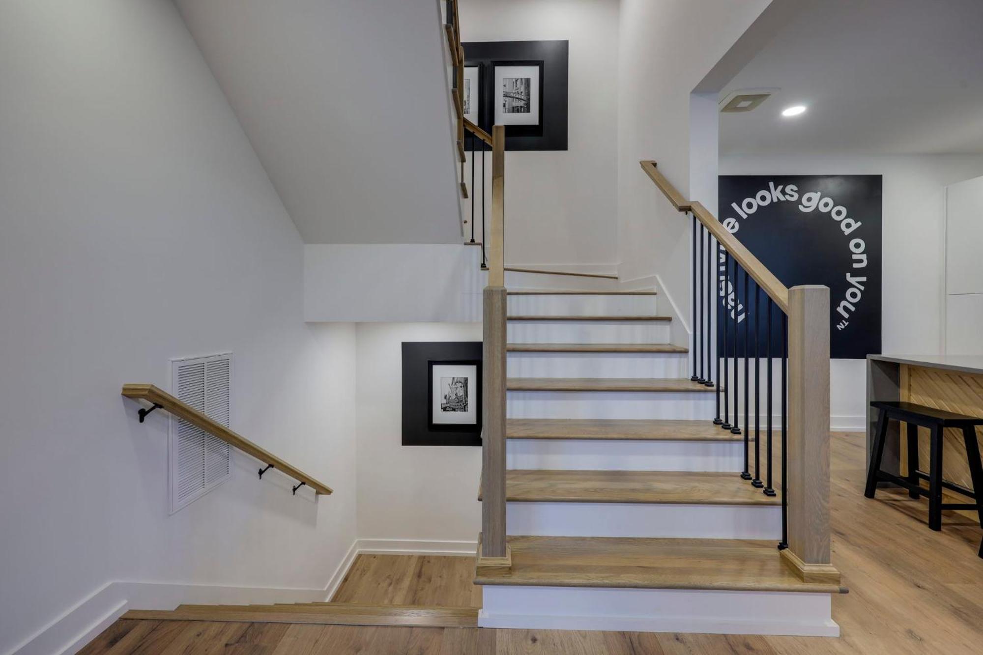 Skyline Luxury Rooftop Deck- King Suites- Garage Holiday home *