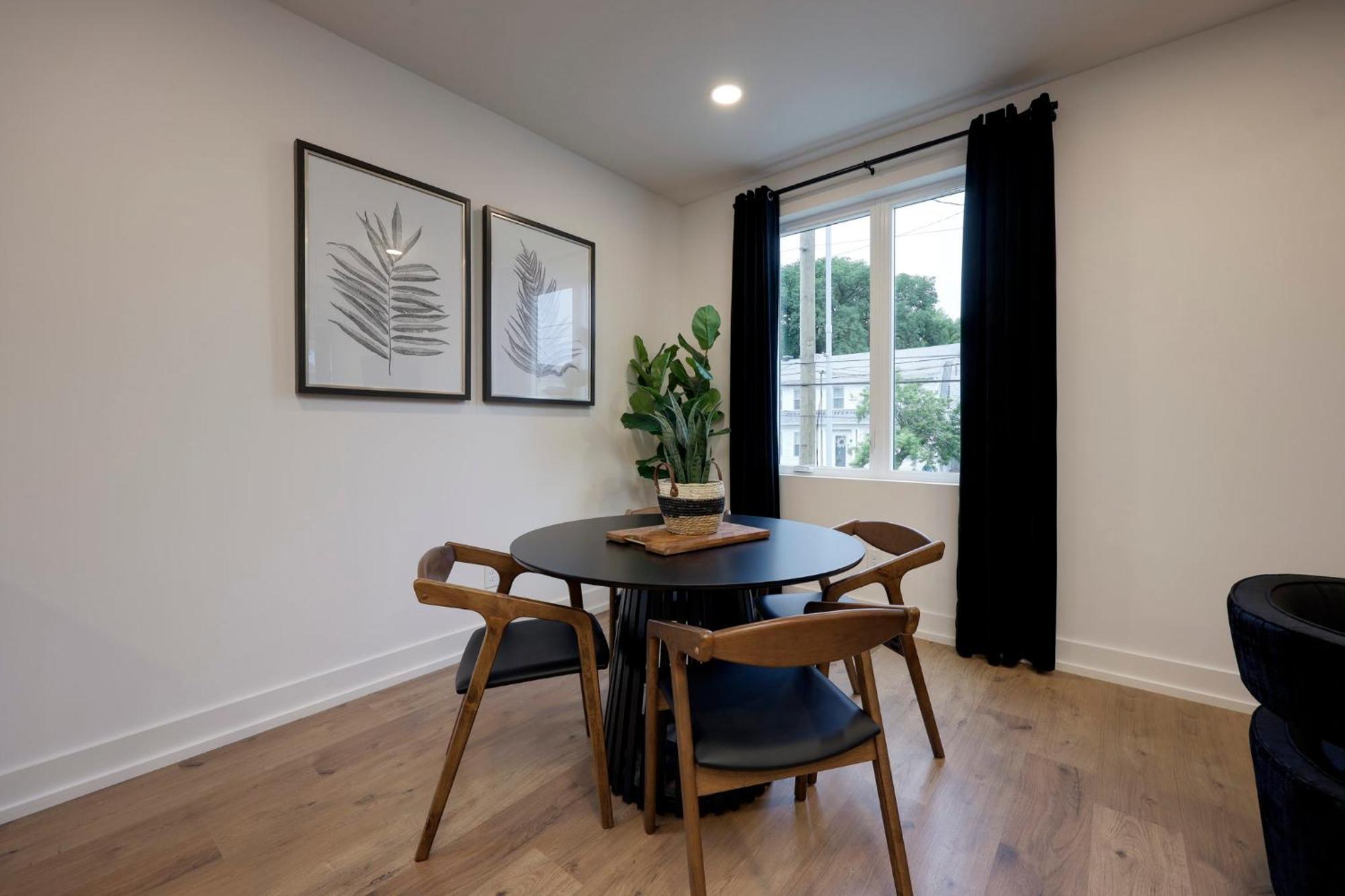 Holiday home Skyline Luxury Rooftop Deck- King Suites- Garage