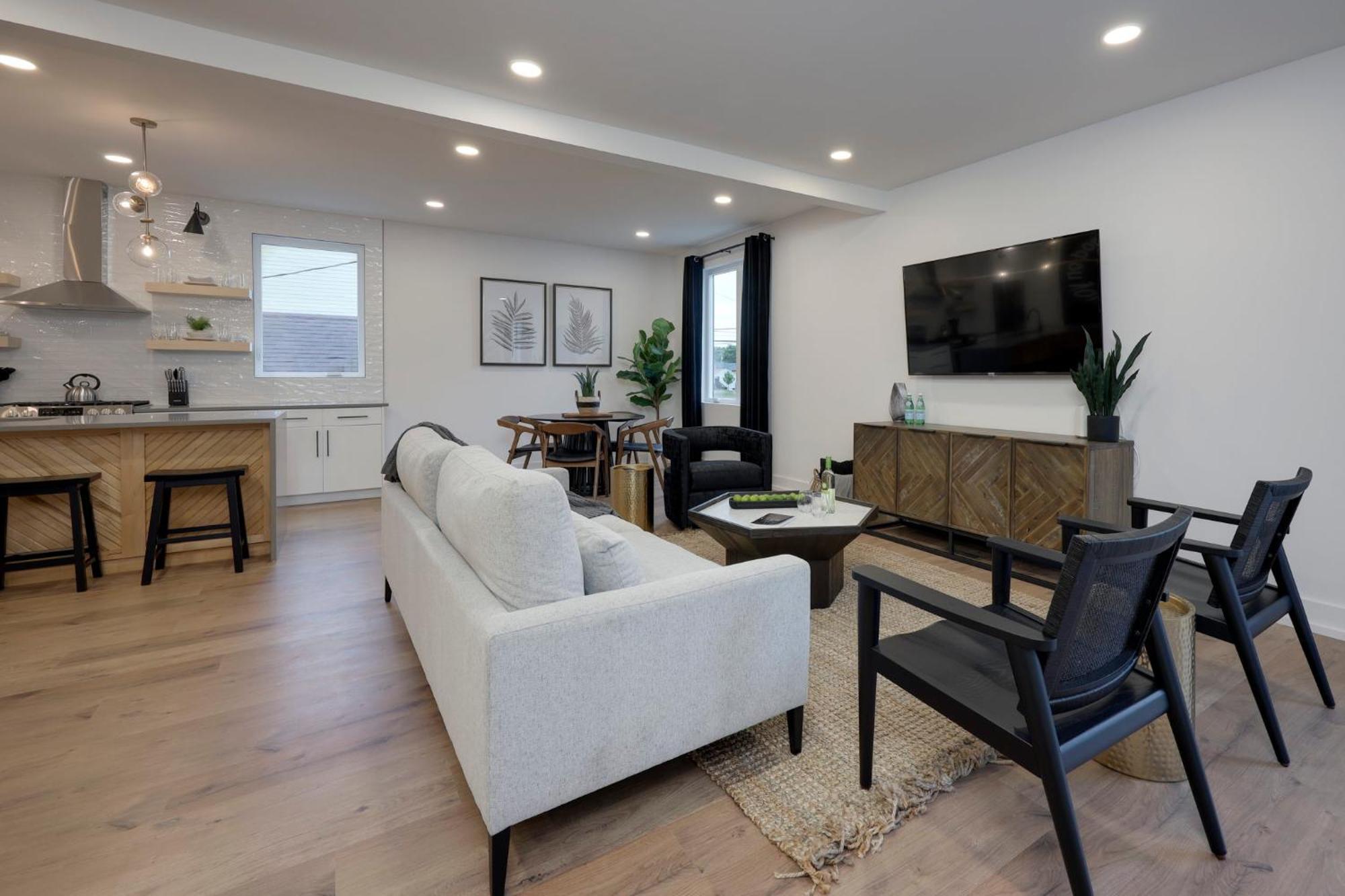 Holiday home Skyline Luxury Rooftop Deck- King Suites- Garage