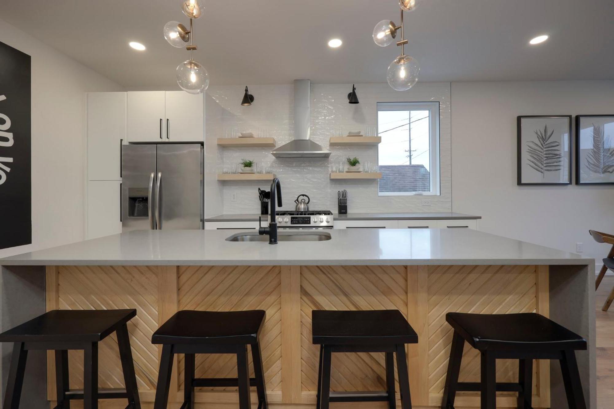 Skyline Luxury Rooftop Deck- King Suites- Garage *