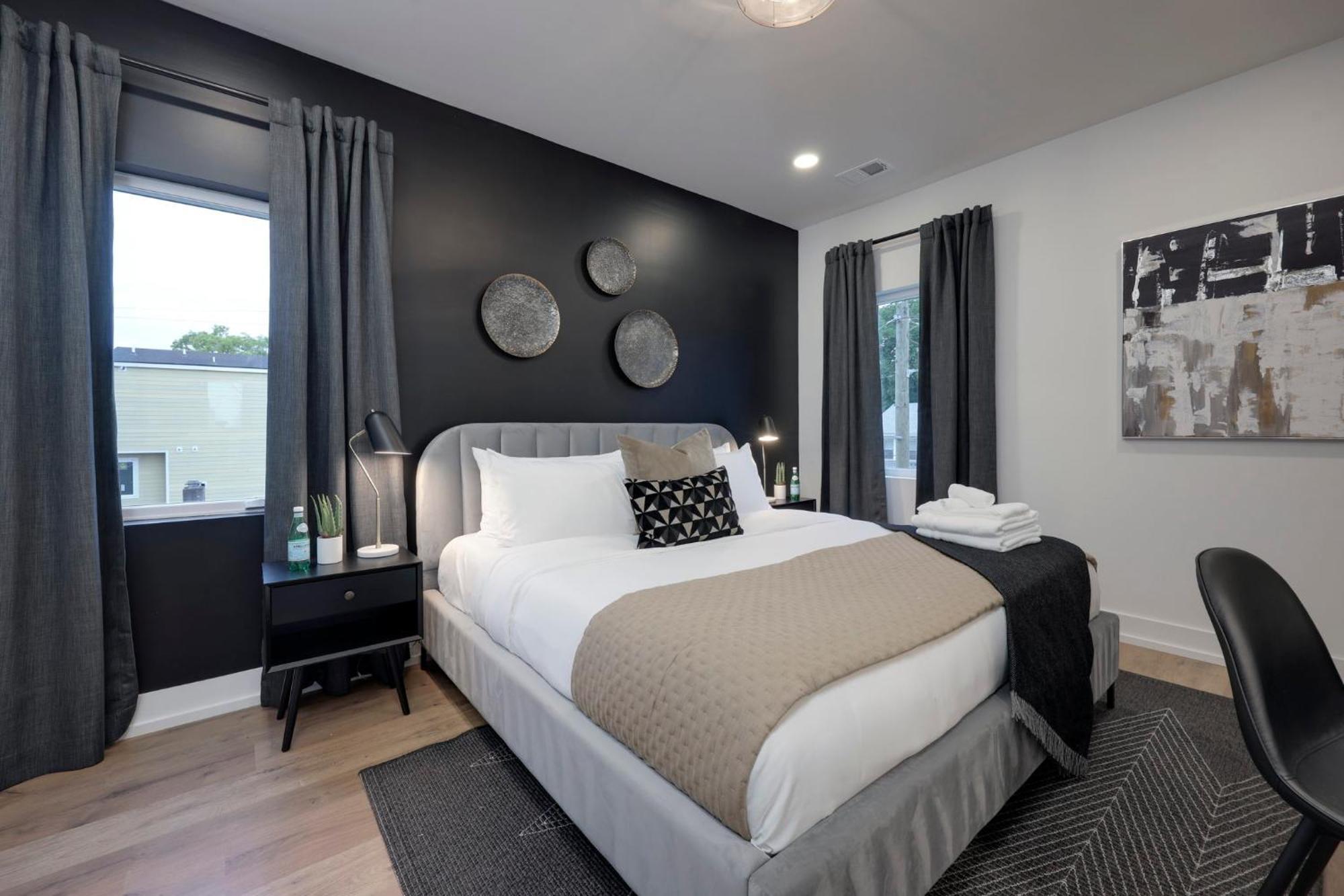 Skyline Luxury Rooftop Deck- King Suites- Garage Holiday home