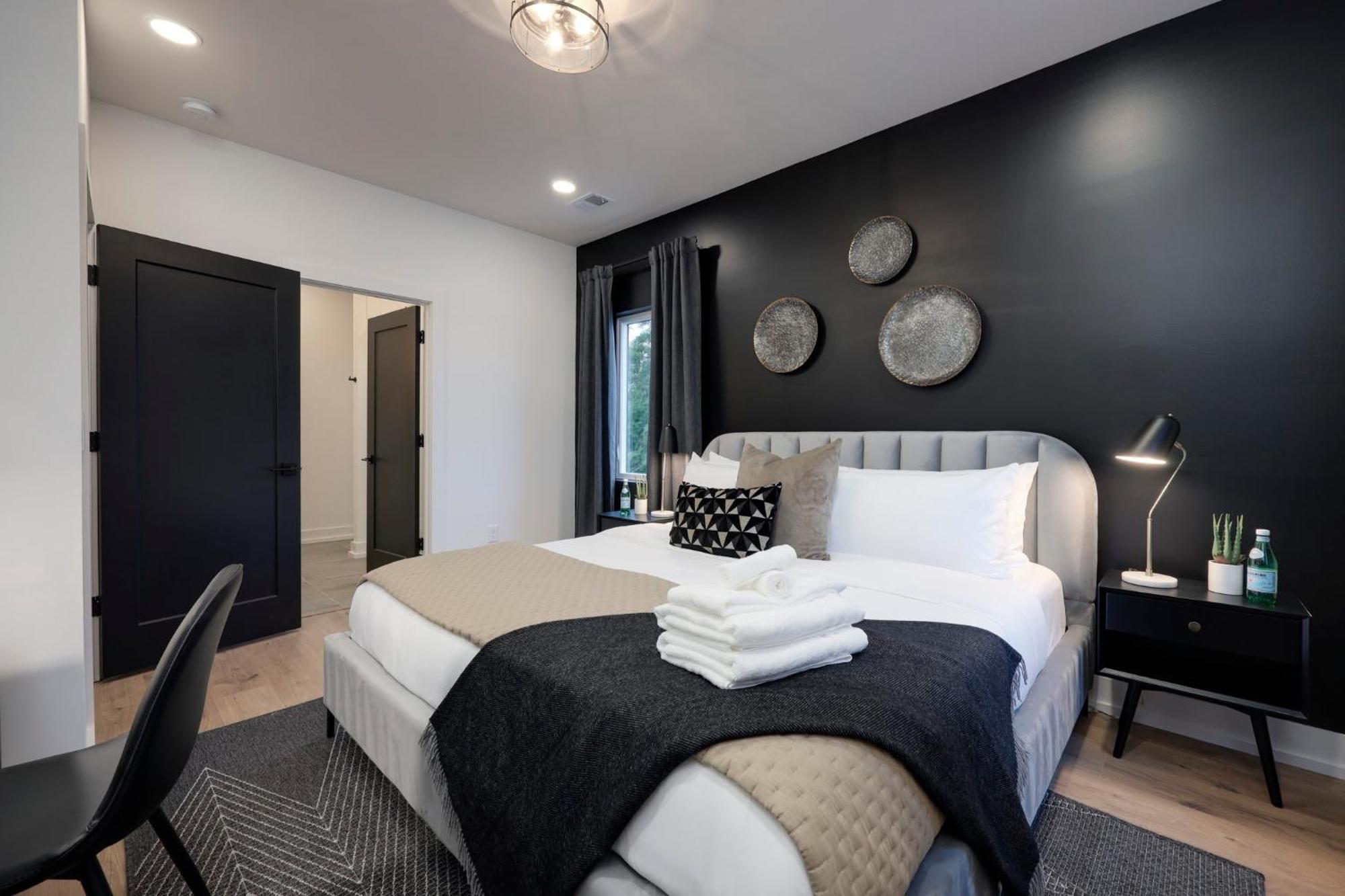 Skyline Luxury Rooftop Deck- King Suites- Garage Holiday home