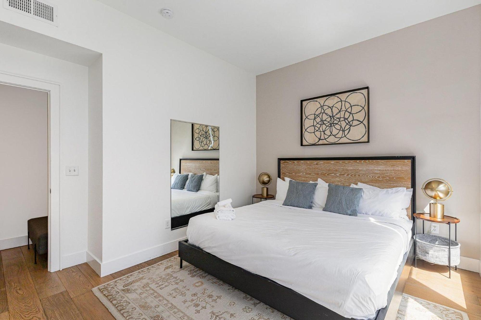 The Saddlery - Encore - 1 Block To Broadway