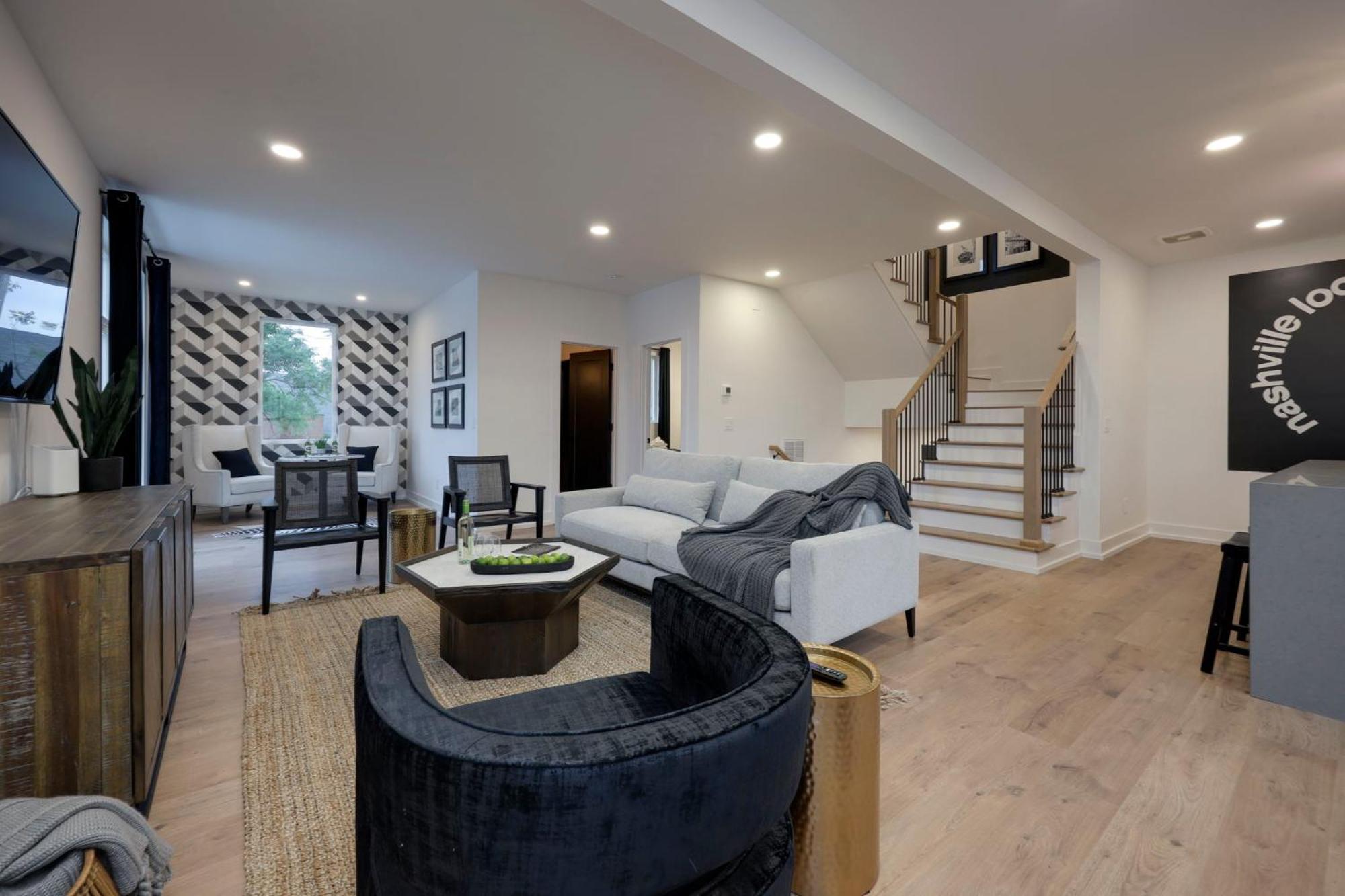 Skyline Luxury Rooftop Deck- King Suites- Garage Holiday home