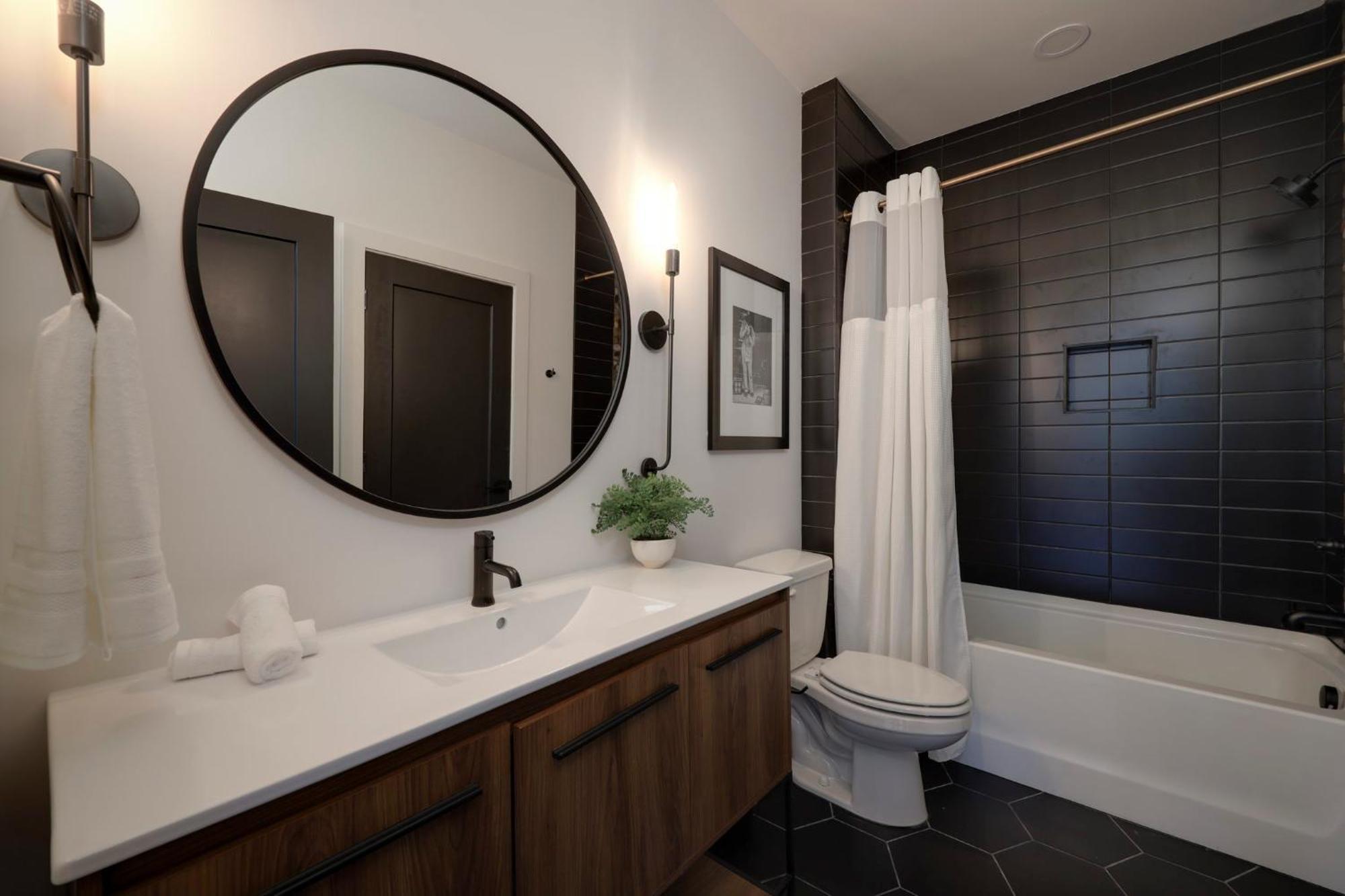 Skyline Luxury Rooftop Deck- King Suites- Garage Nashville