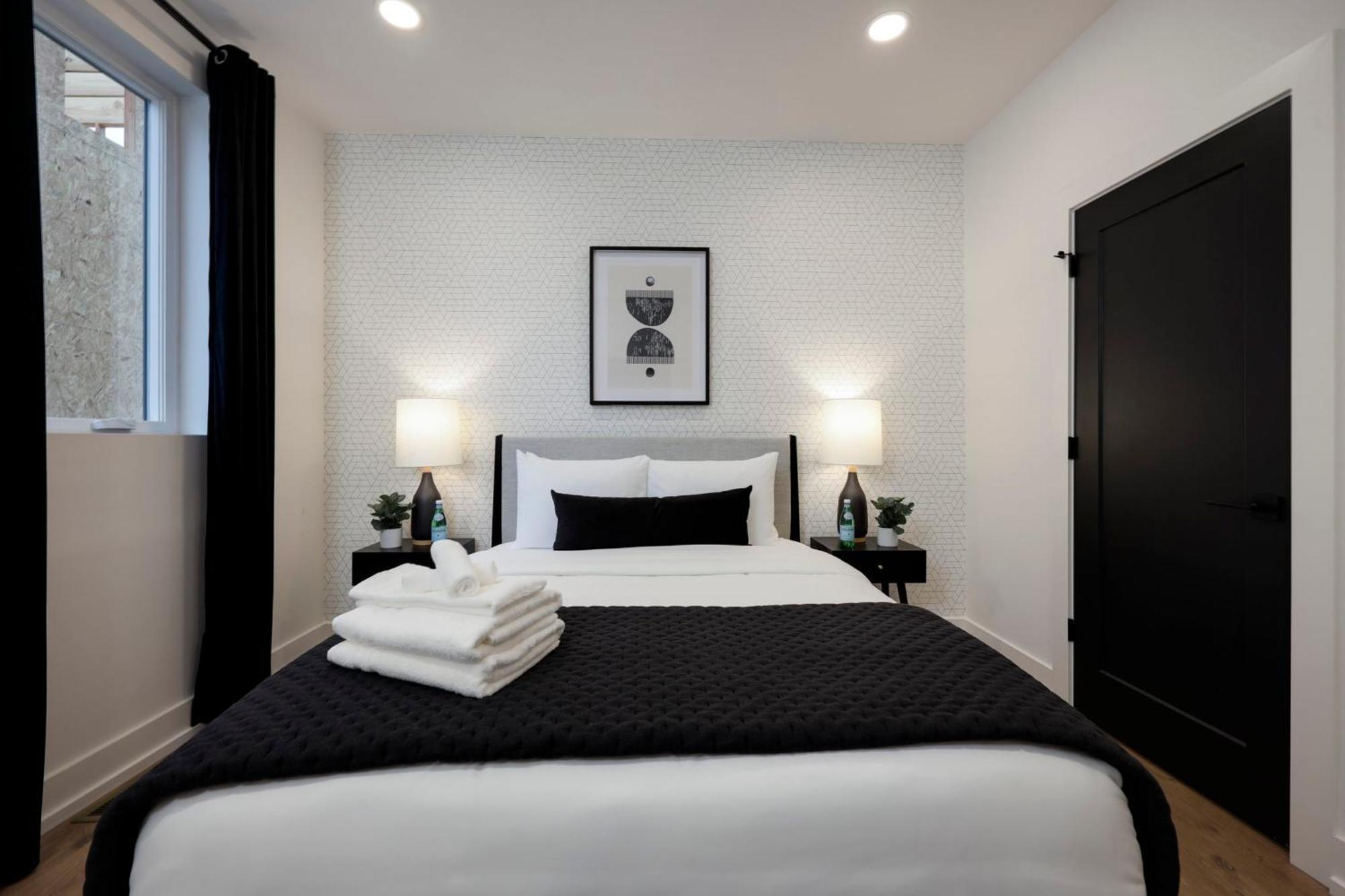 Skyline Luxury Rooftop Deck- King Suites- Garage Holiday home *