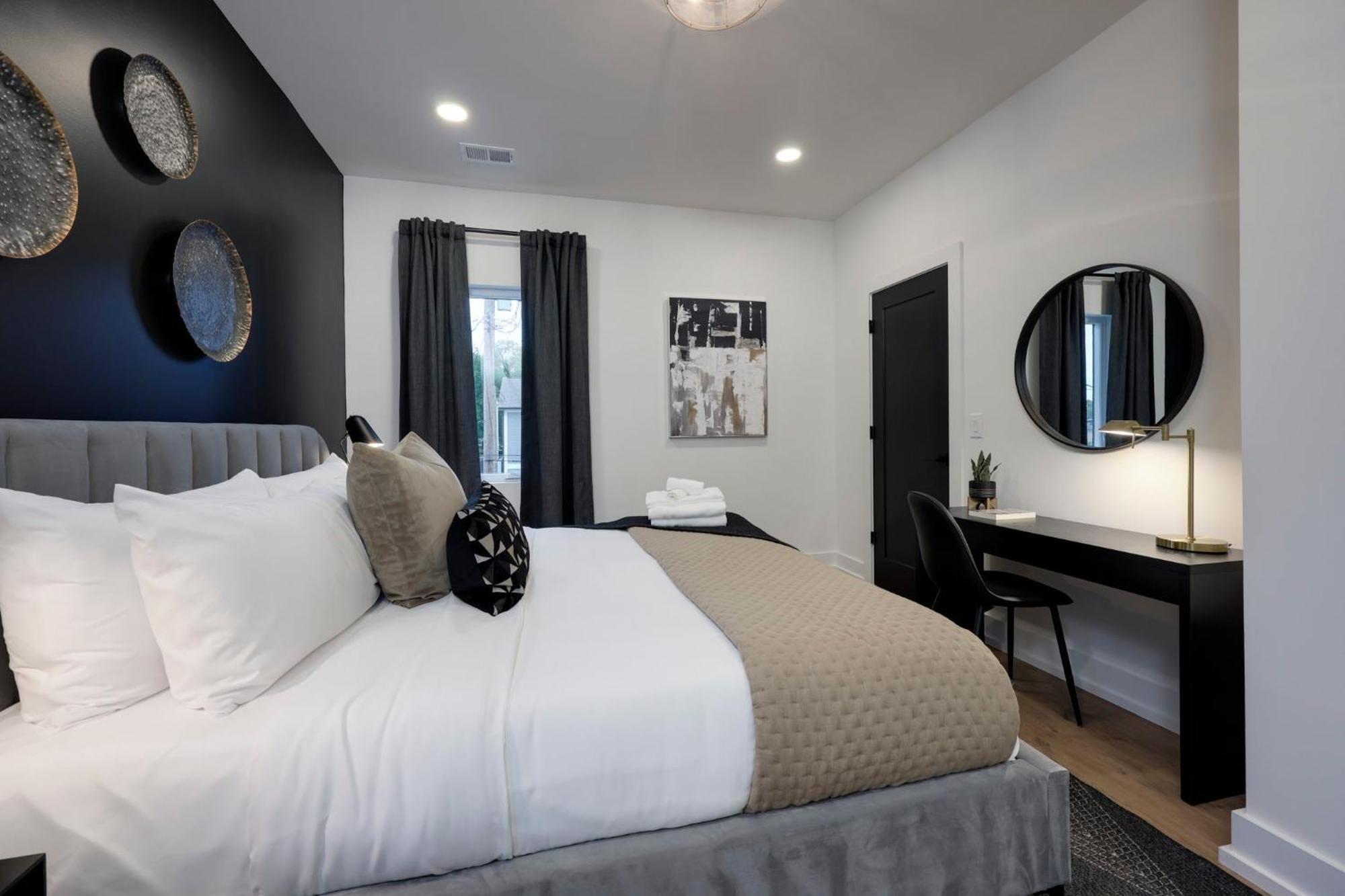 Holiday home Skyline Luxury Rooftop Deck- King Suites- Garage