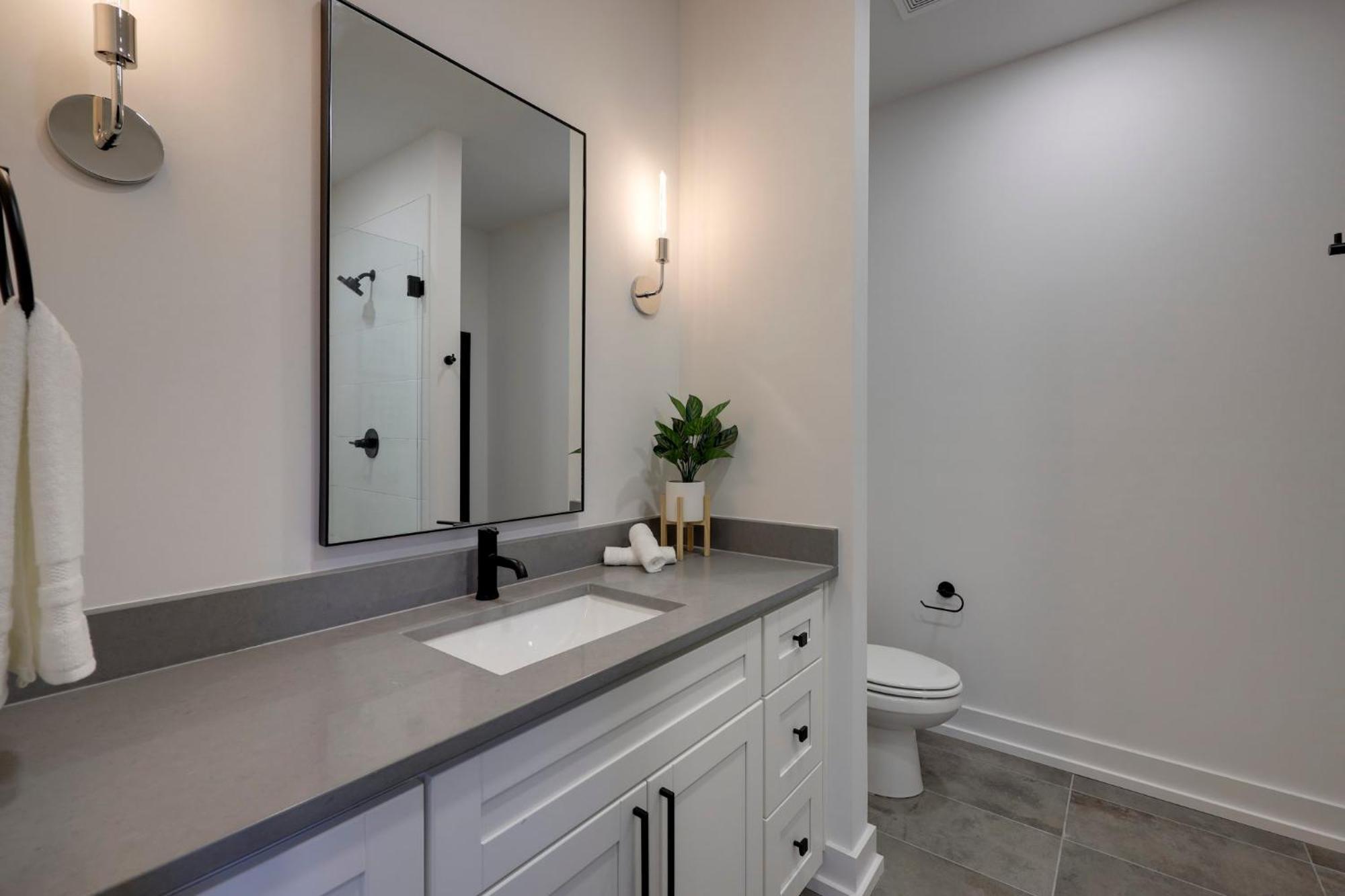 Holiday home Skyline Luxury Rooftop Deck- King Suites- Garage