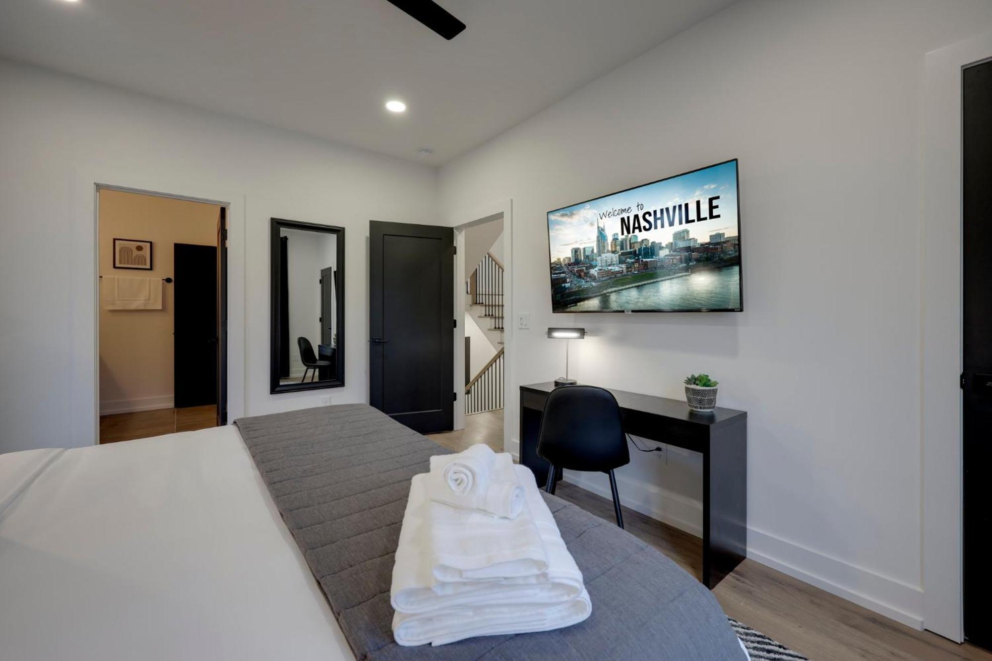 Skyline Luxury Rooftop Deck- King Suites- Garage Holiday home Nashville
