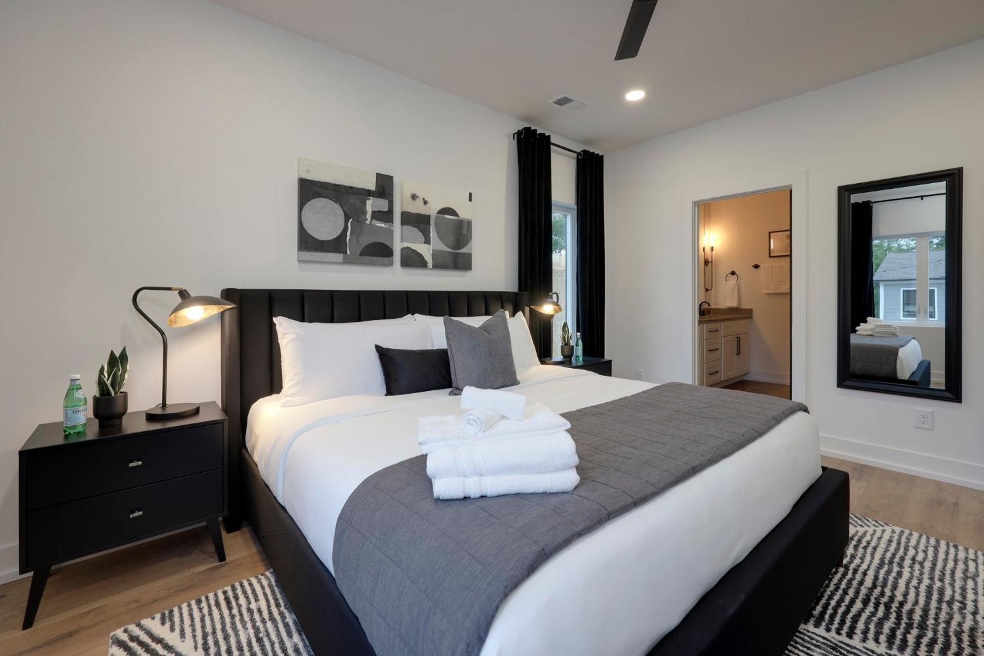 Skyline Luxury Rooftop Deck- King Suites- Garage Holiday home *