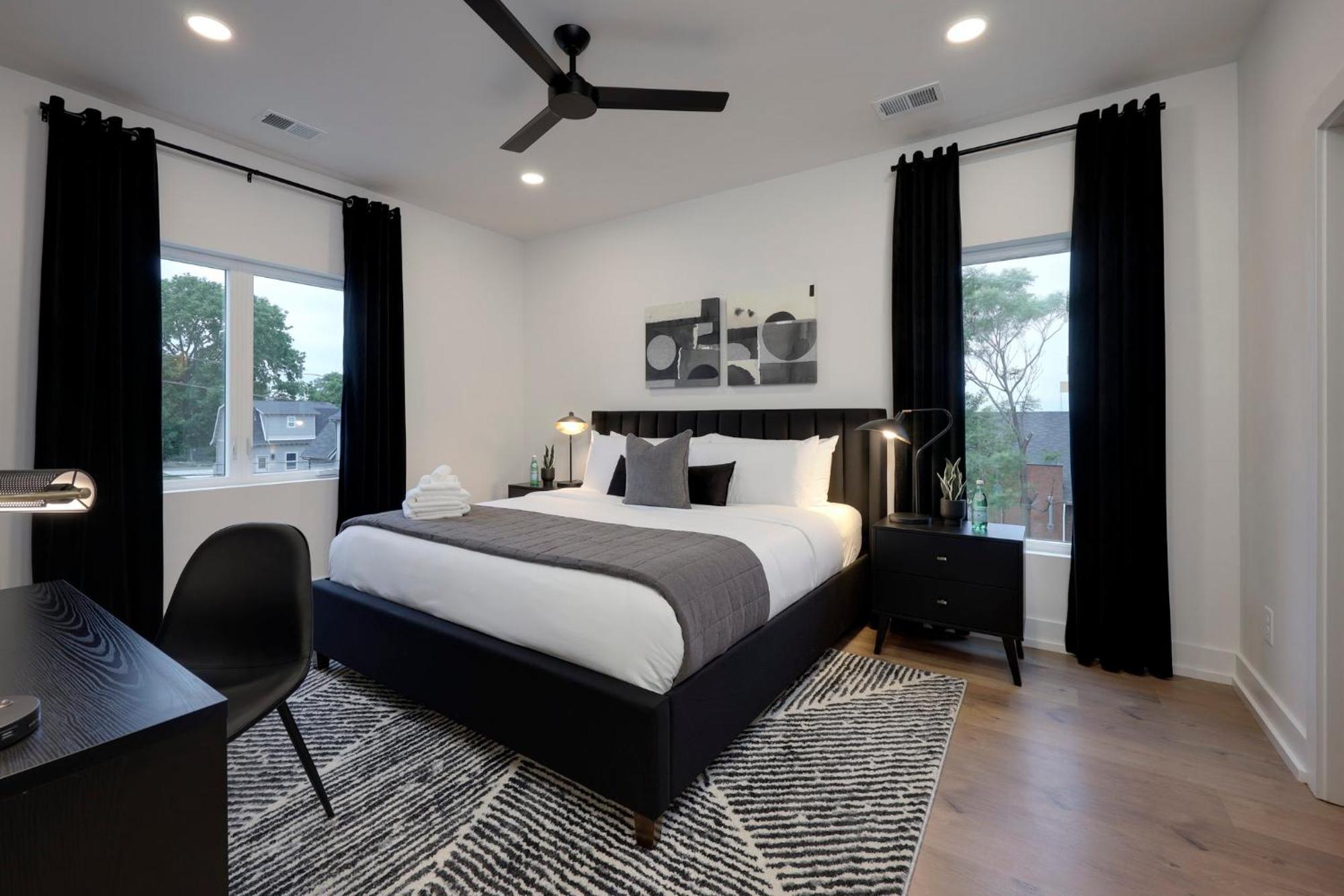 Holiday home Skyline Luxury Rooftop Deck- King Suites- Garage