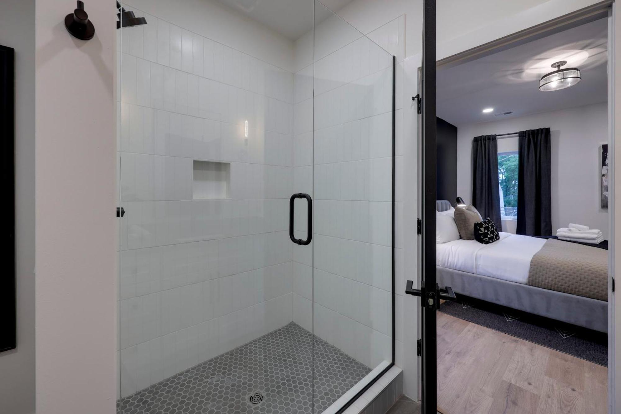 Skyline Luxury Rooftop Deck- King Suites- Garage *