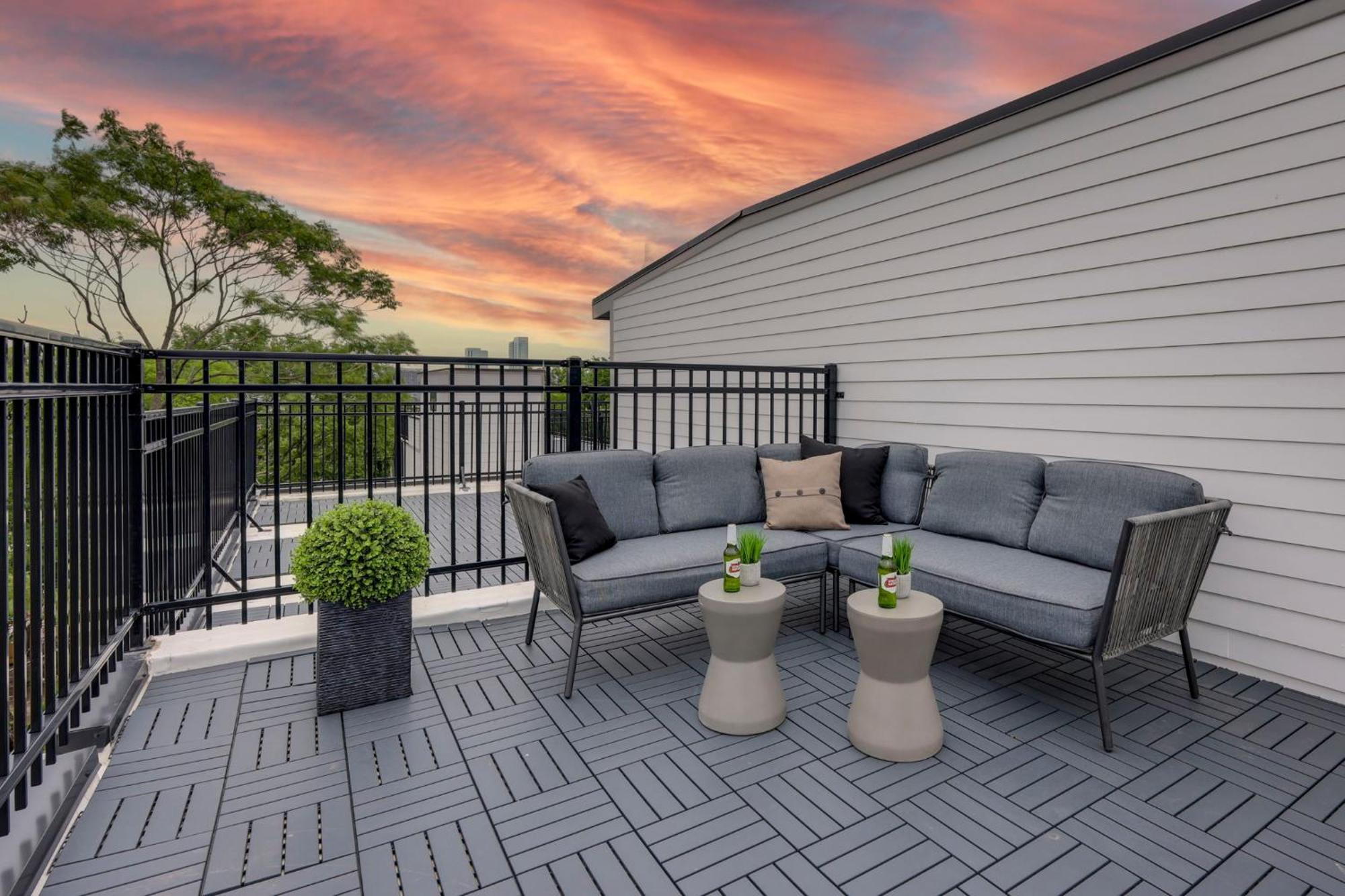 Holiday home Skyline Luxury Rooftop Deck- King Suites- Garage