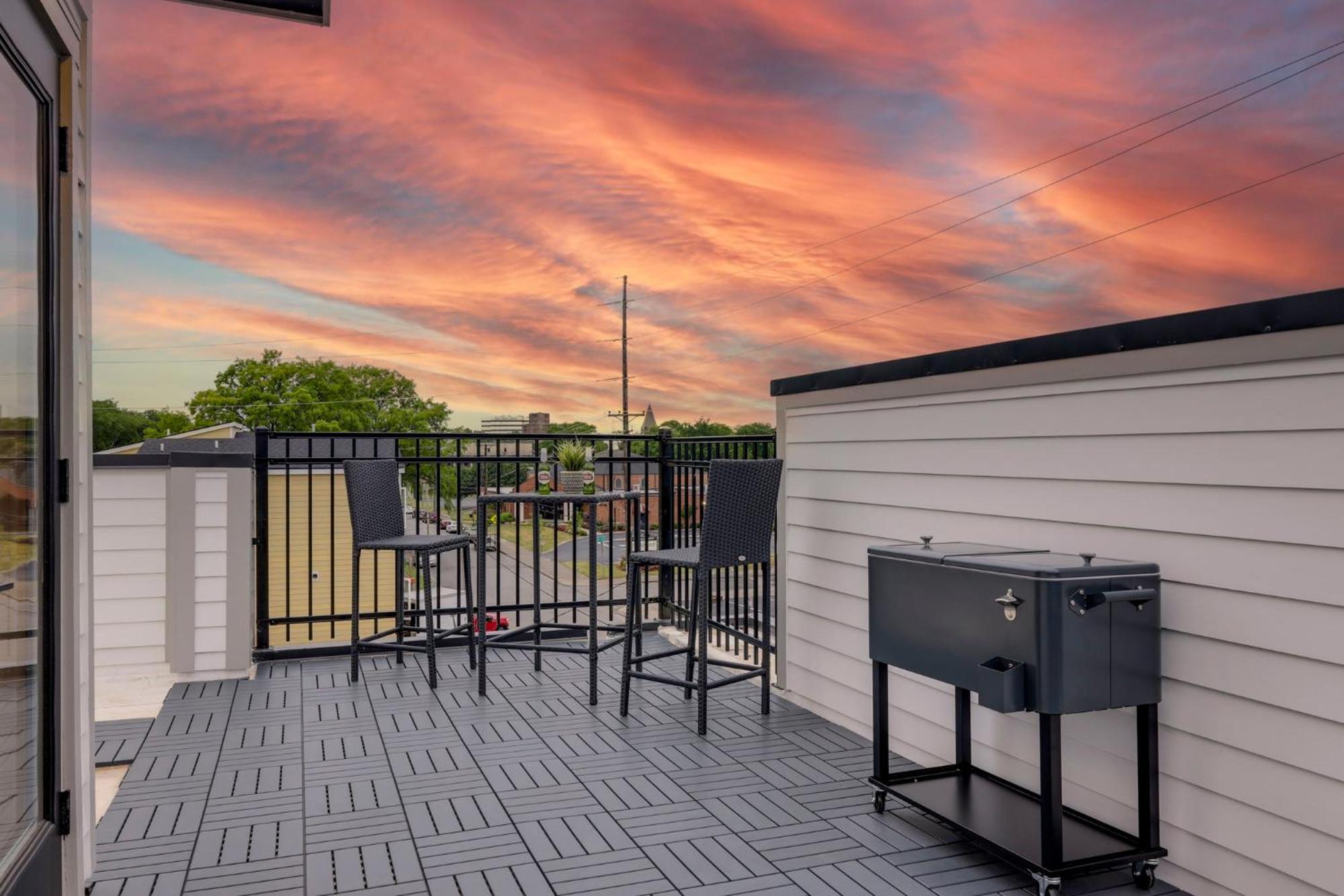 Skyline Luxury Rooftop Deck- King Suites- Garage Holiday home