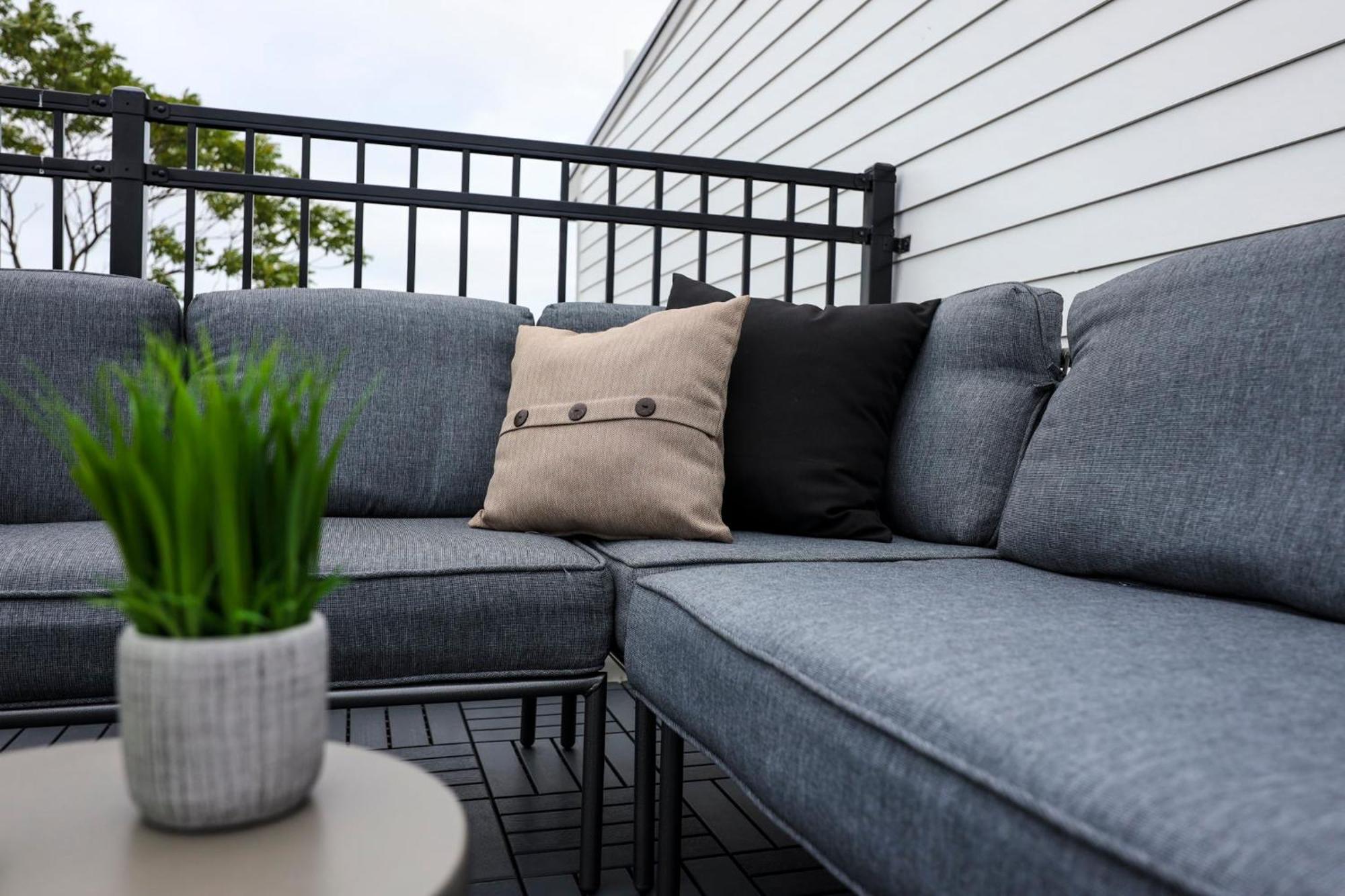 Skyline Luxury Rooftop Deck- King Suites- Garage Holiday home