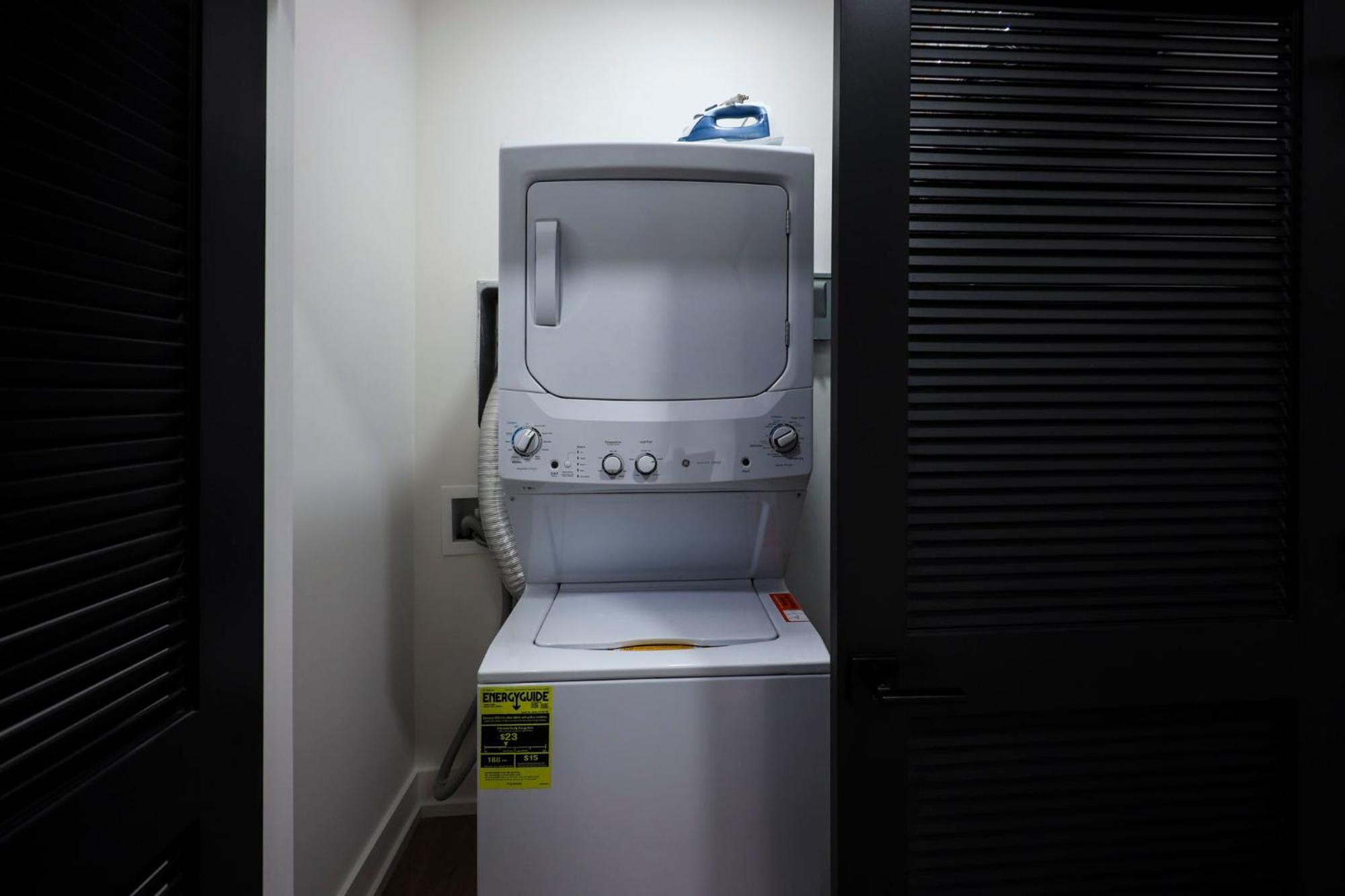 Skyline Luxury Rooftop Deck- King Suites- Garage Holiday home *