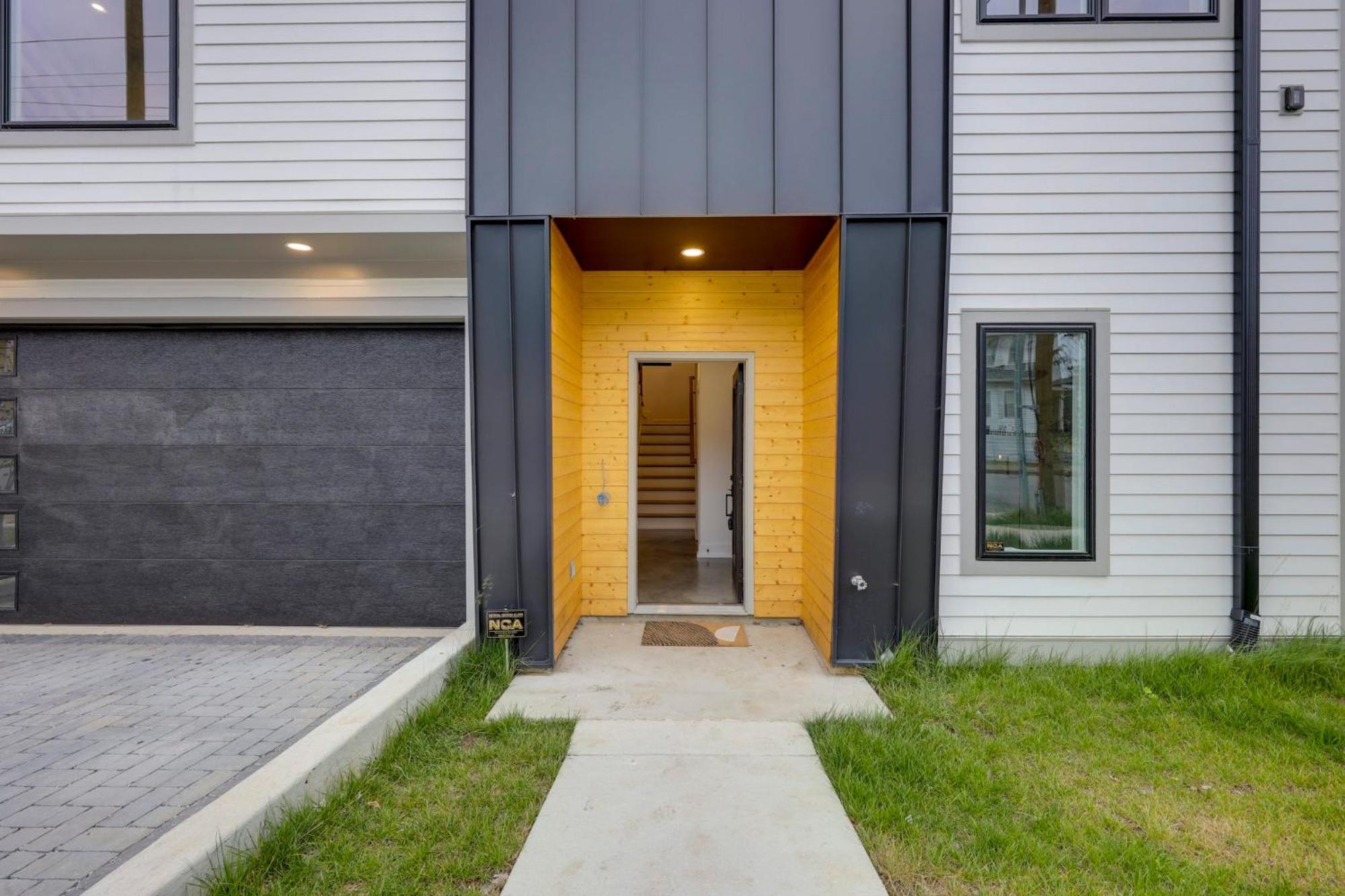 Skyline Luxury Rooftop Deck- King Suites- Garage Holiday home