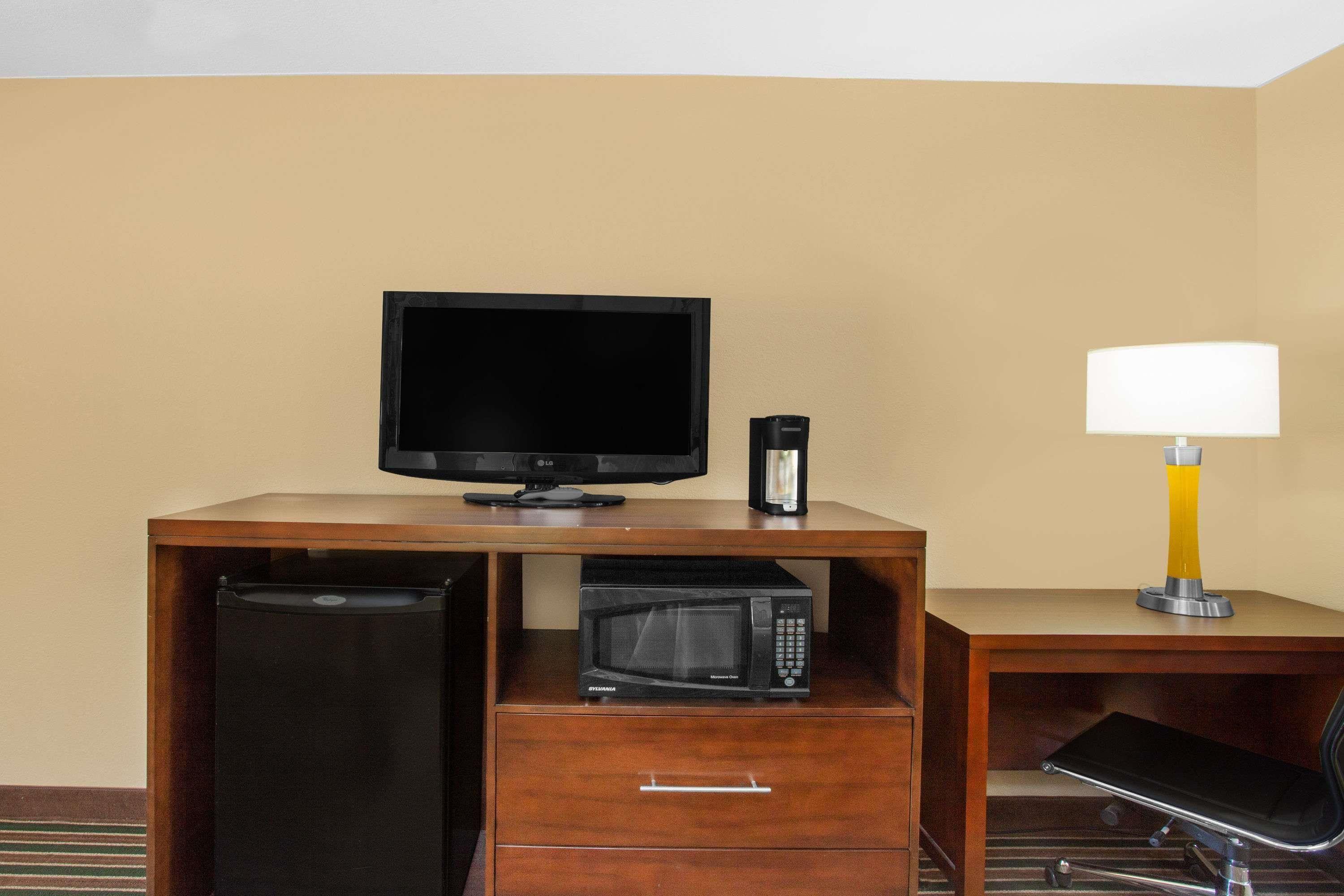 Super 8 By Wyndham West 2*