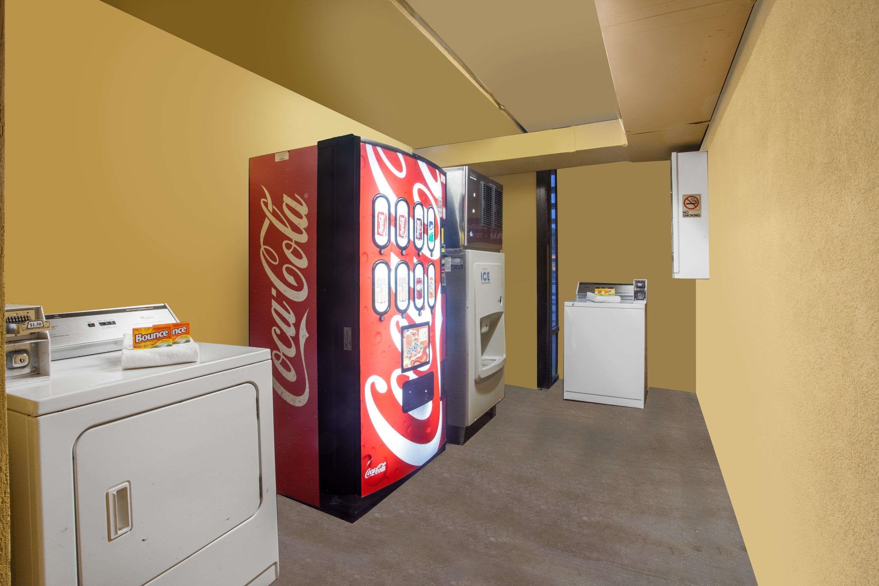 Super 8 By Wyndham West Hotel