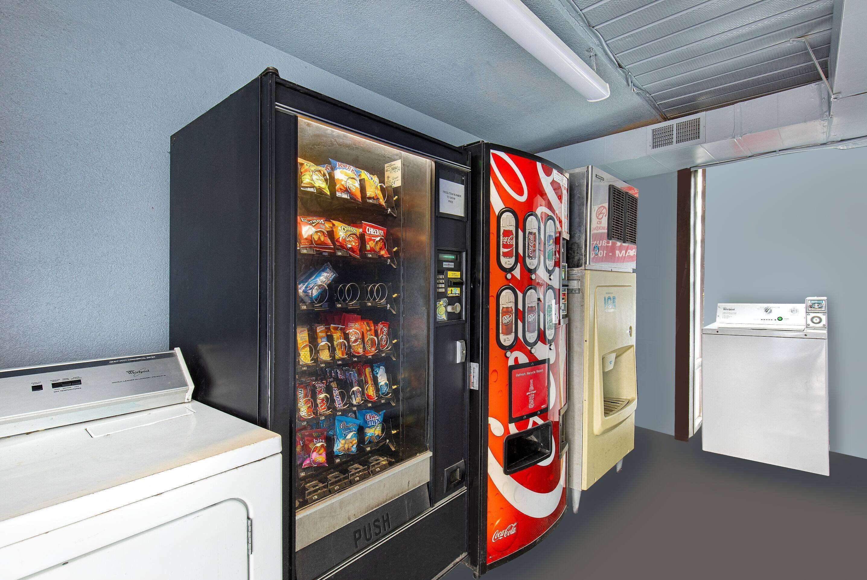 Hotel Super 8 By Wyndham West