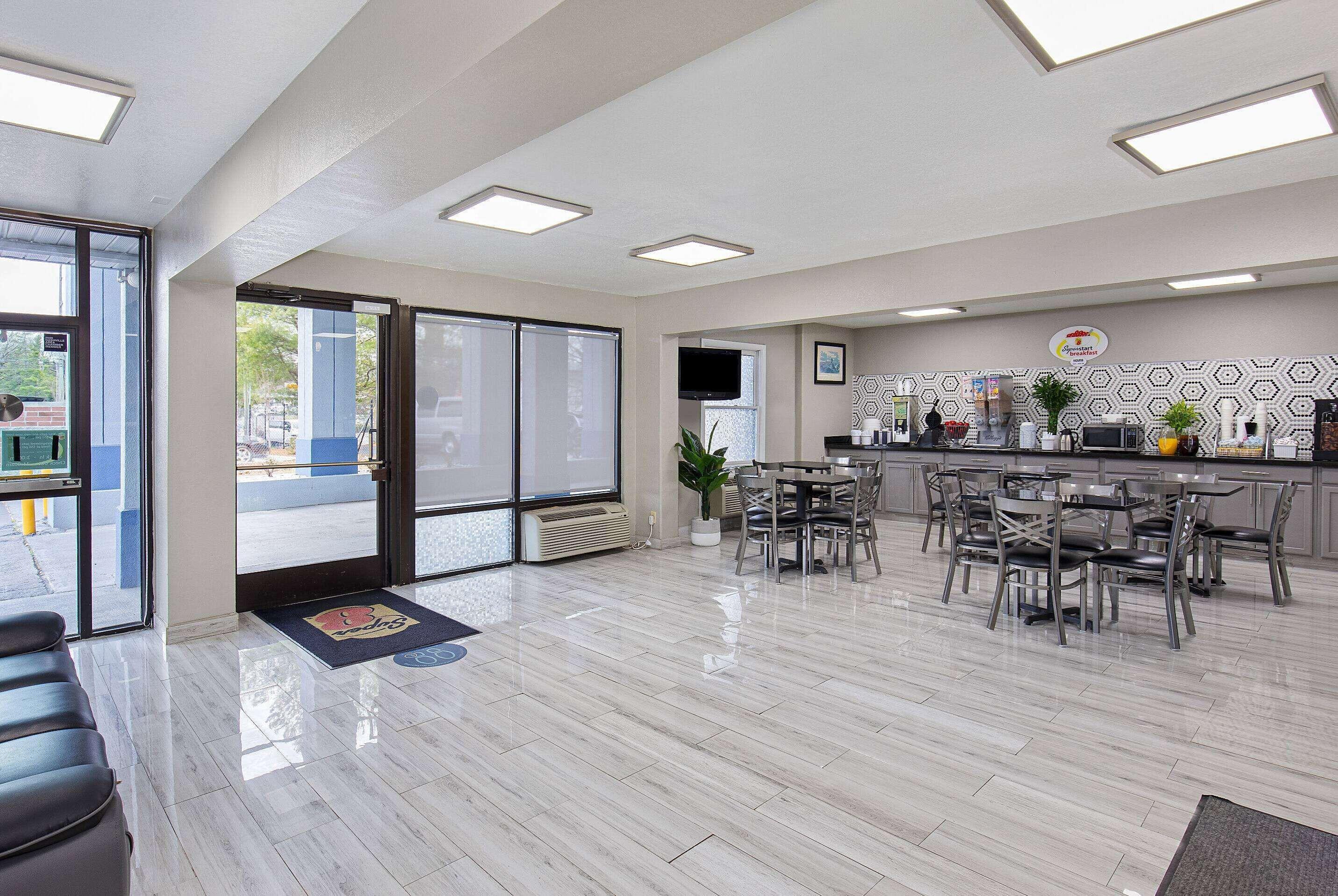 Hotel Super 8 By Wyndham West