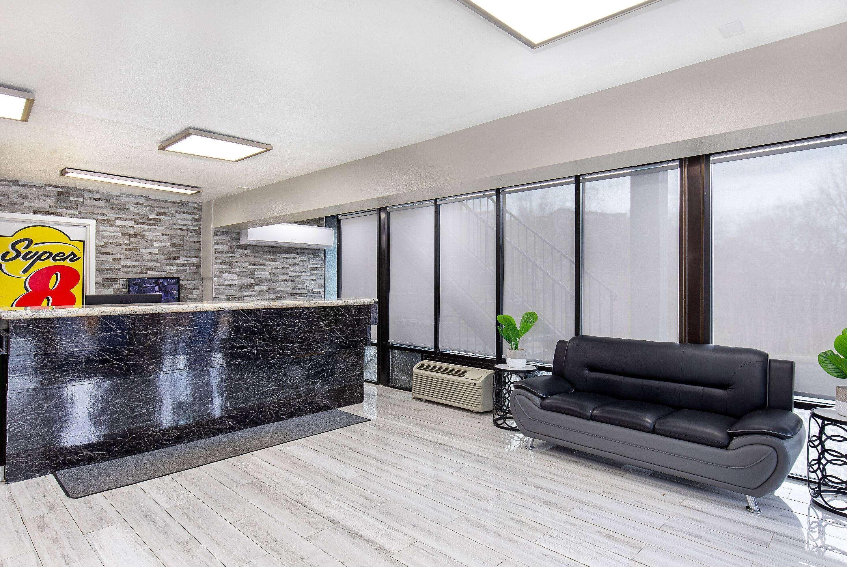 Hotel Super 8 By Wyndham West