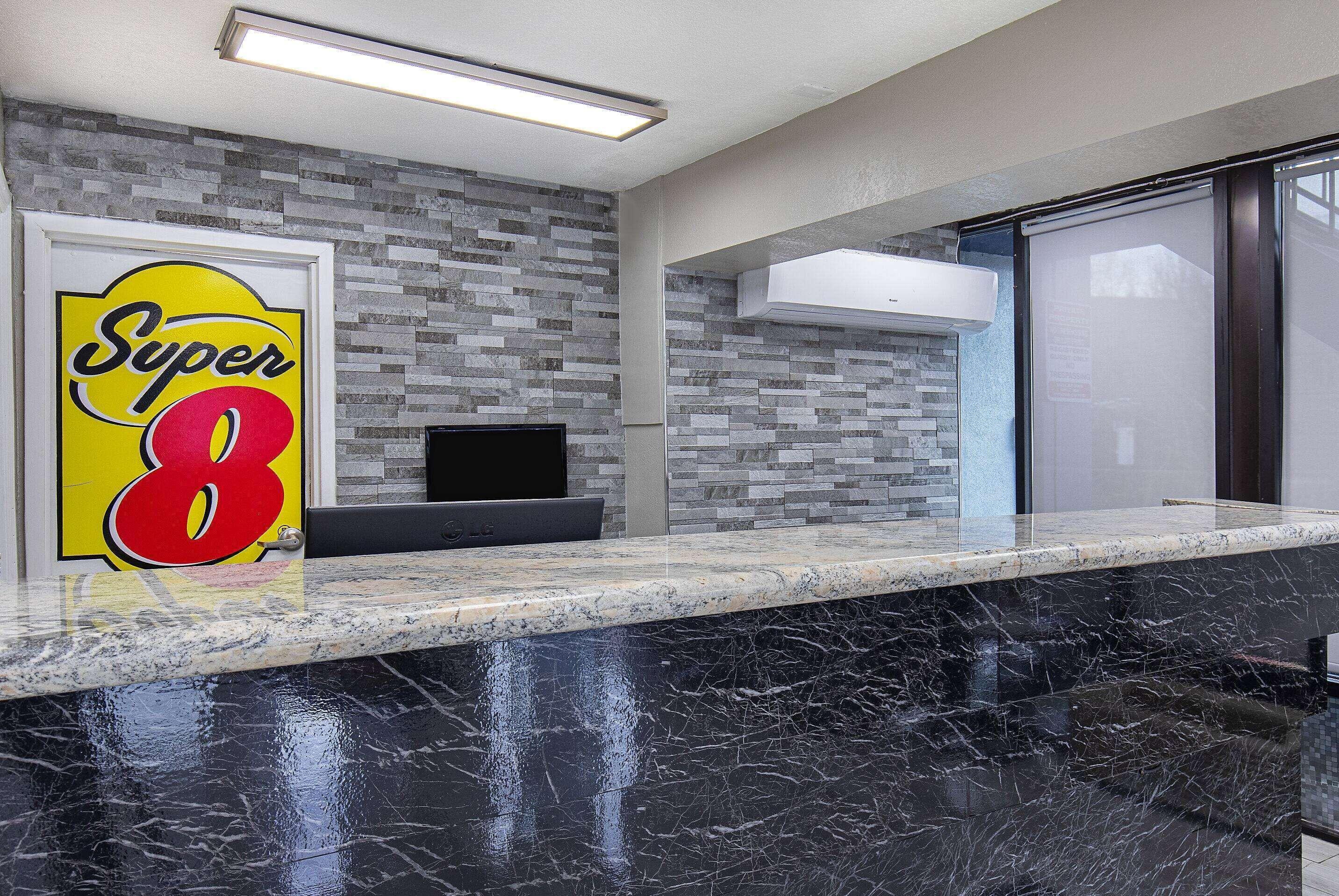 Super 8 By Wyndham West