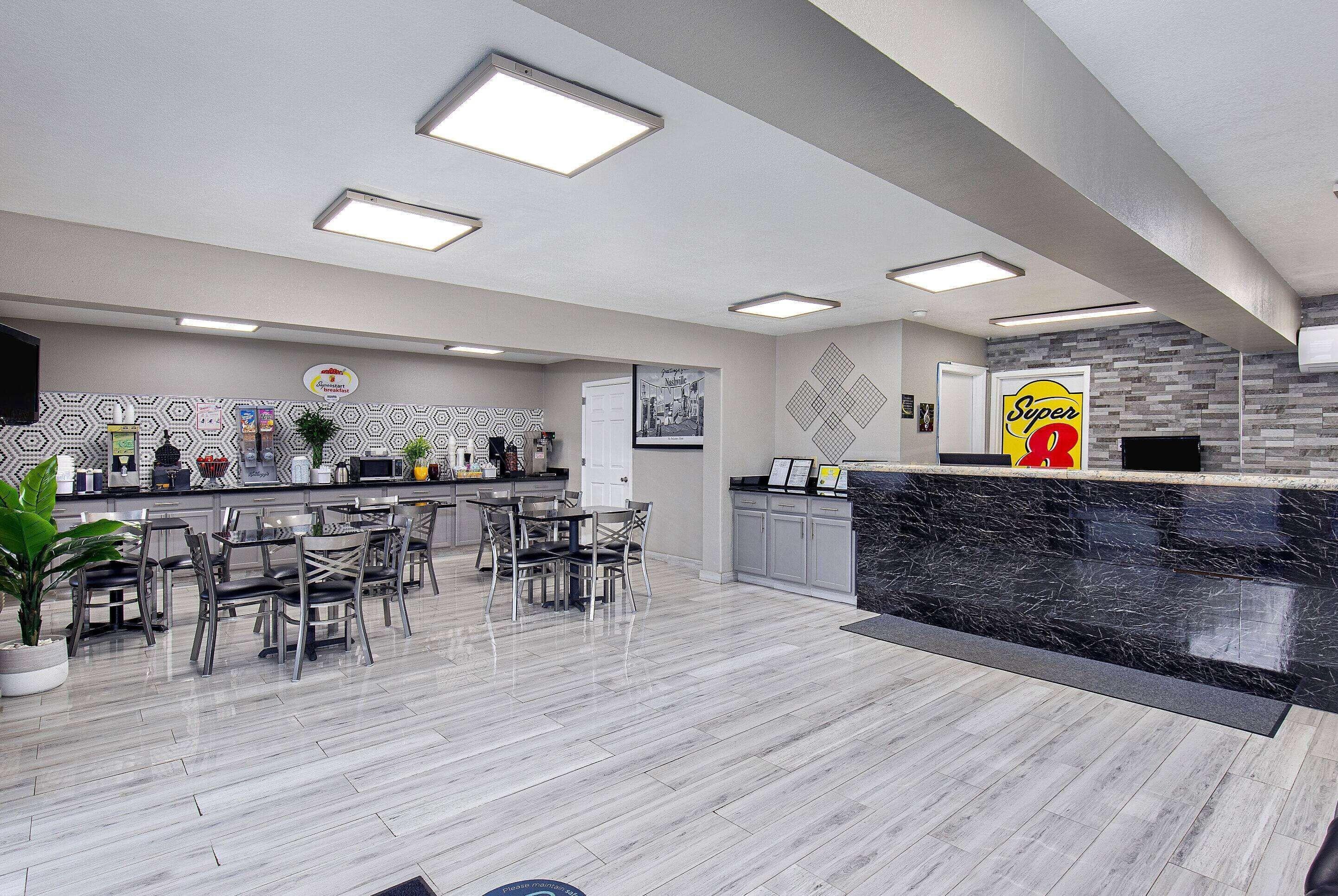 Hotel Super 8 By Wyndham West