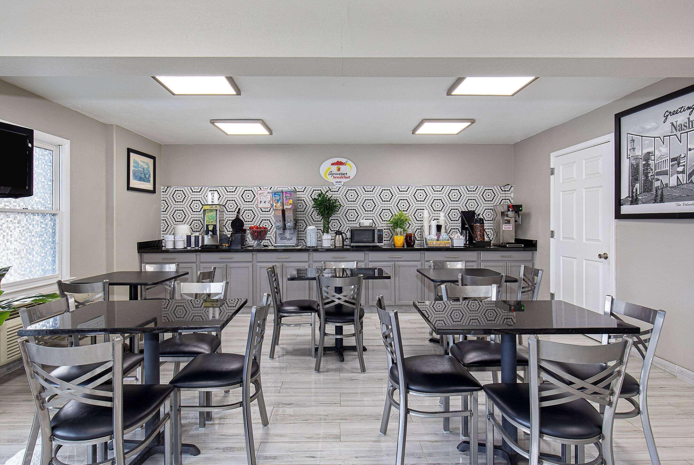 Hotel Super 8 By Wyndham West