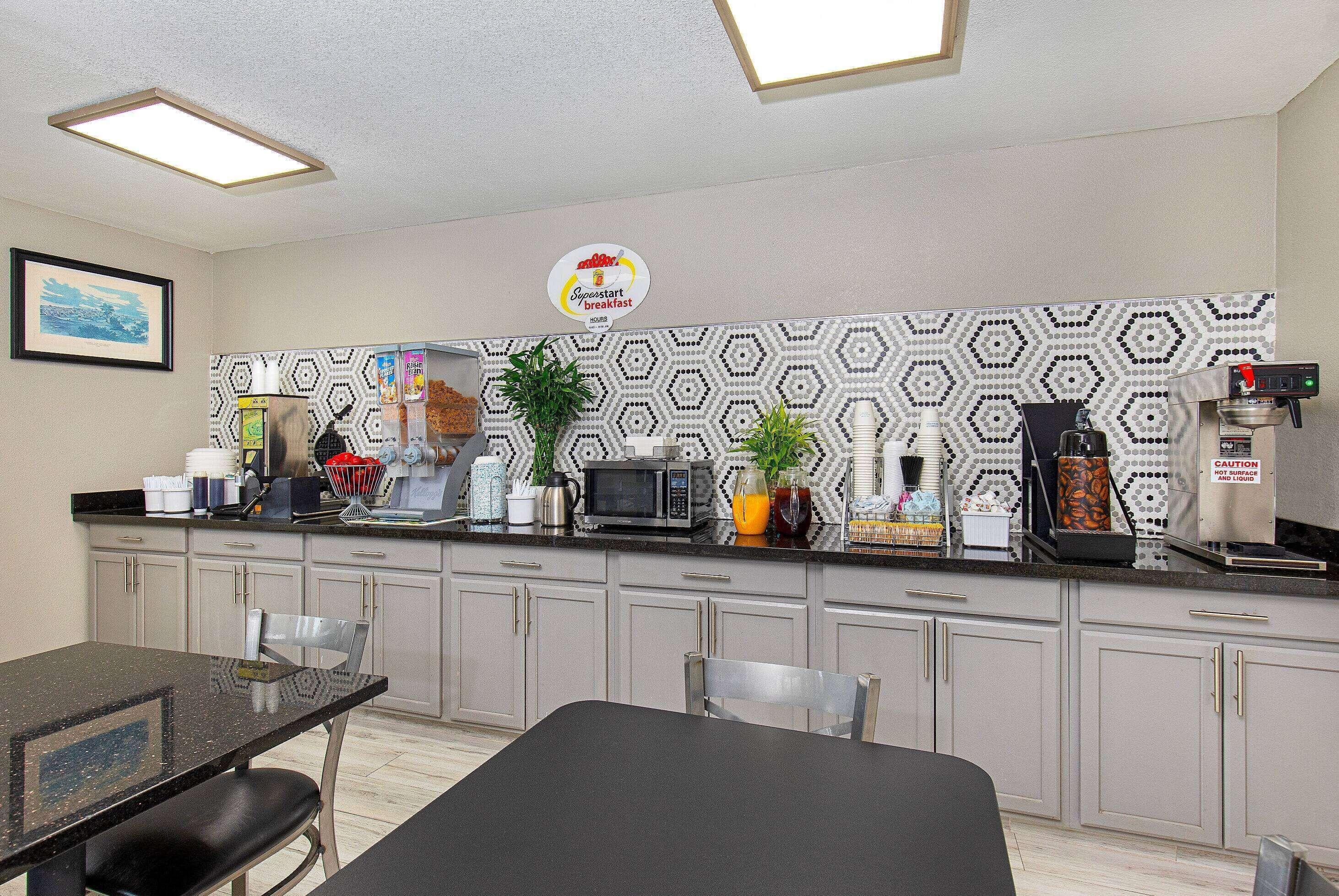 Super 8 By Wyndham West