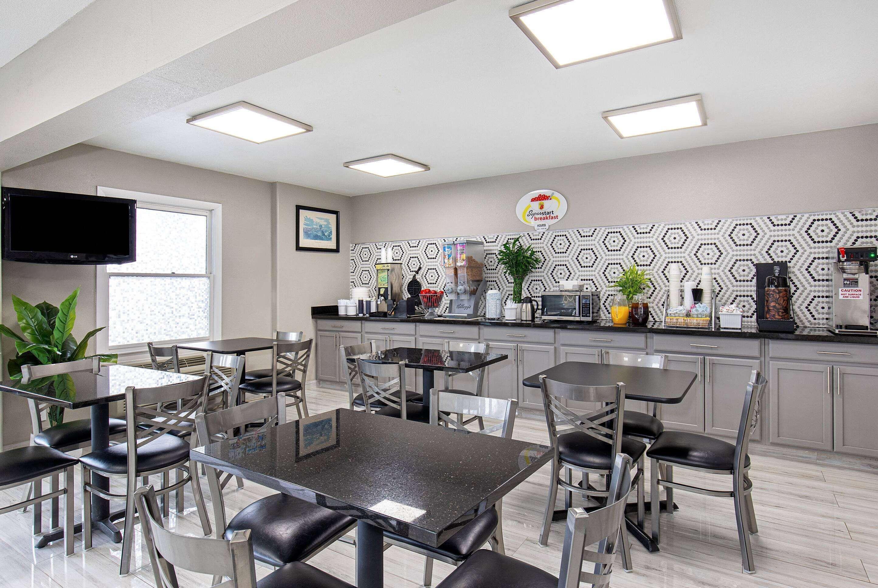 Super 8 By Wyndham West