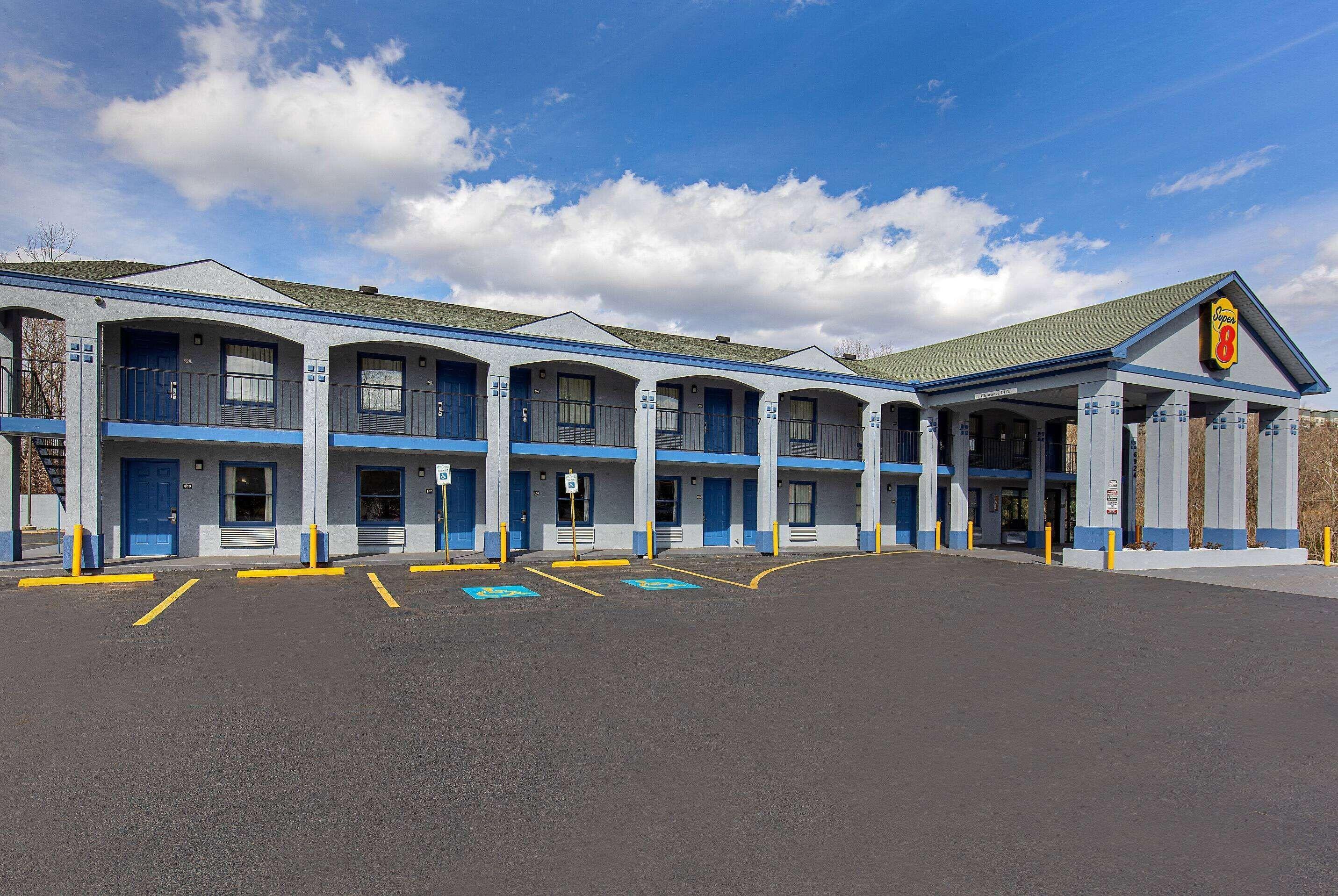 Hotel Super 8 By Wyndham West