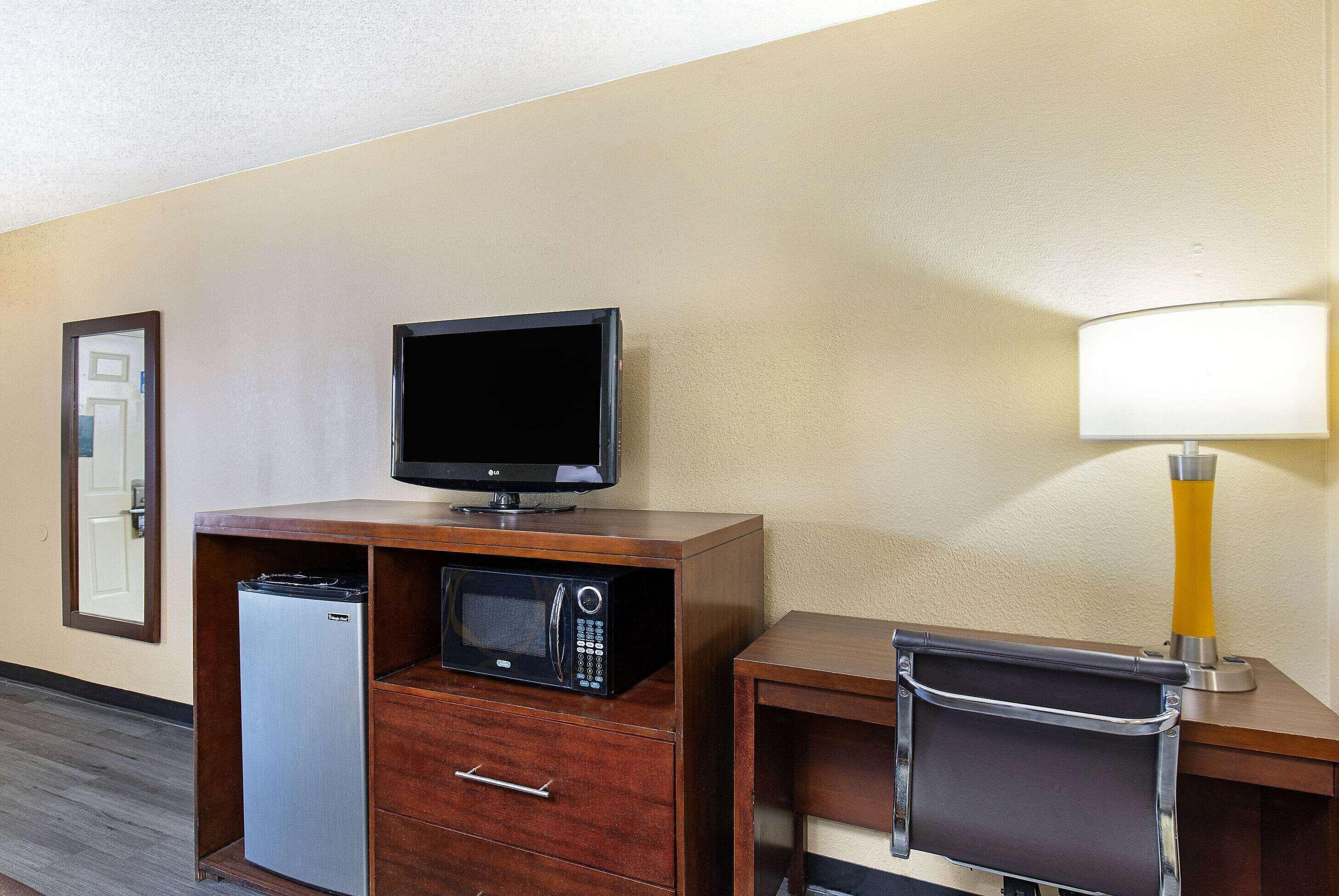 Super 8 By Wyndham West