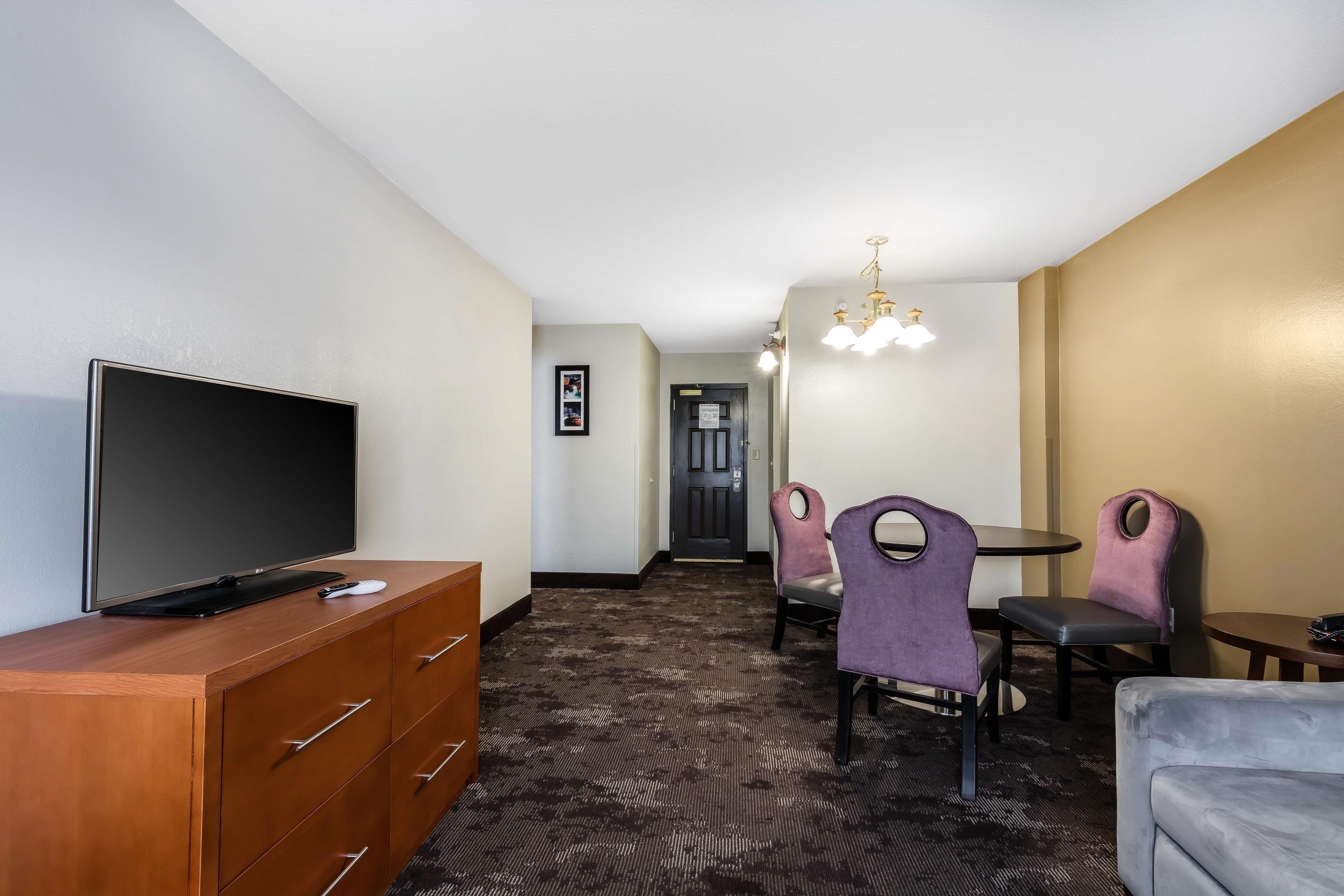 Comfort & Near Tanger Outlets I-24 Antioch Hotel 3*